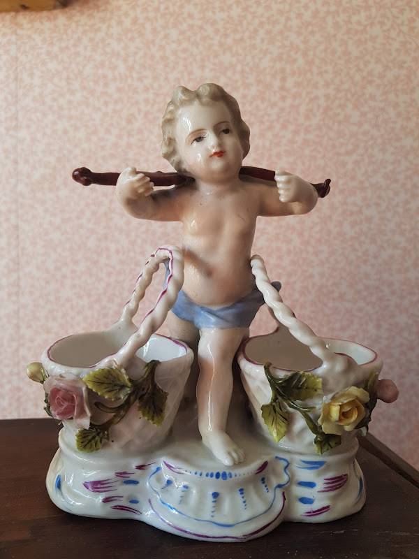 Sujet en porcelaine Ange portant deux paniers XIXème