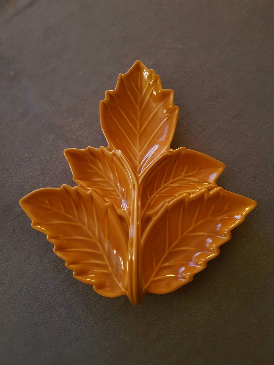 Superbe céramique vintage dans l’esprit Vallauris (non signée) en forme de feuille ocre jaune en très bon état