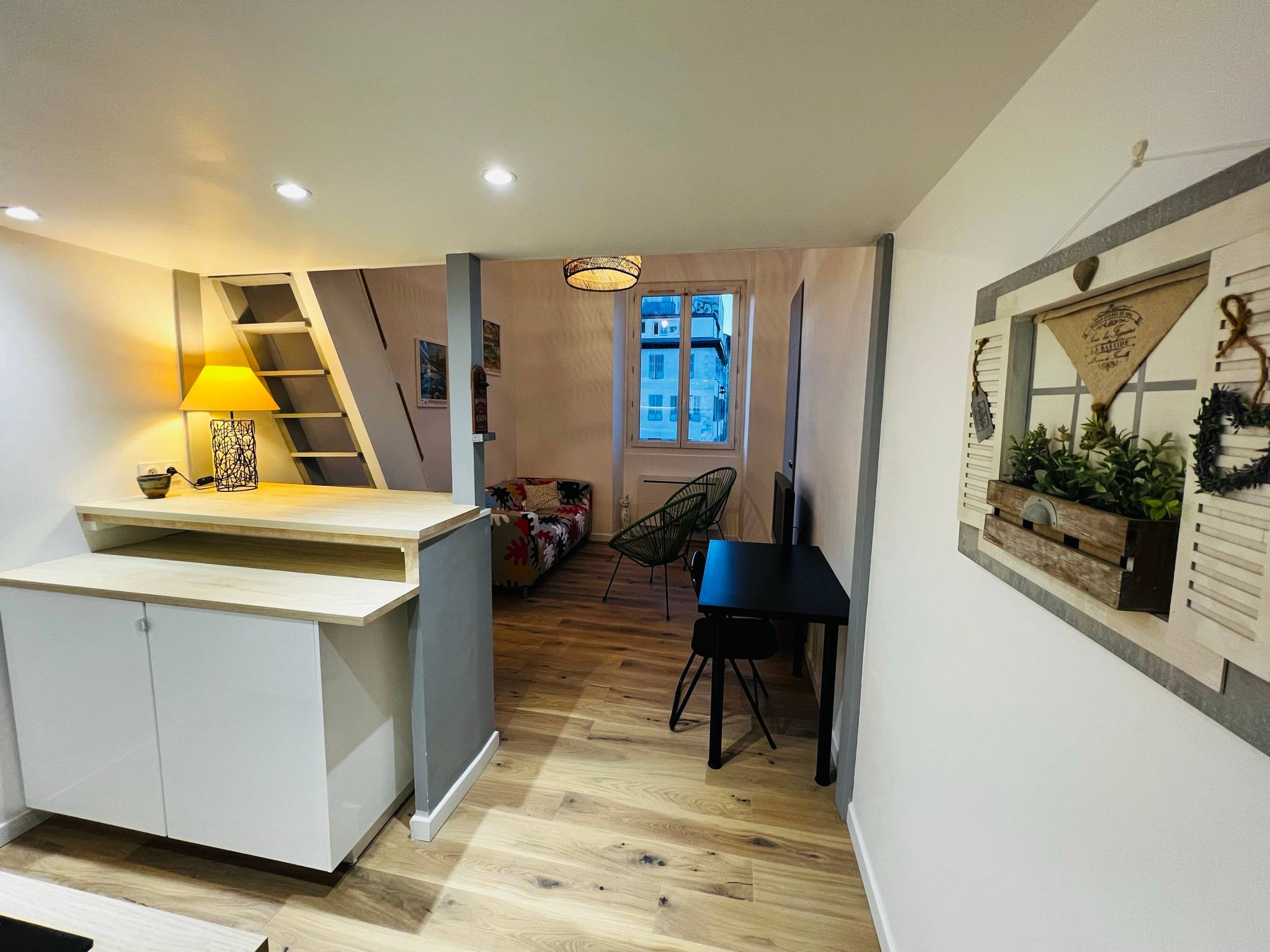 Loue Superbe studio T1 bis loué avec mezzanine - vue dégagée vieux port ...
