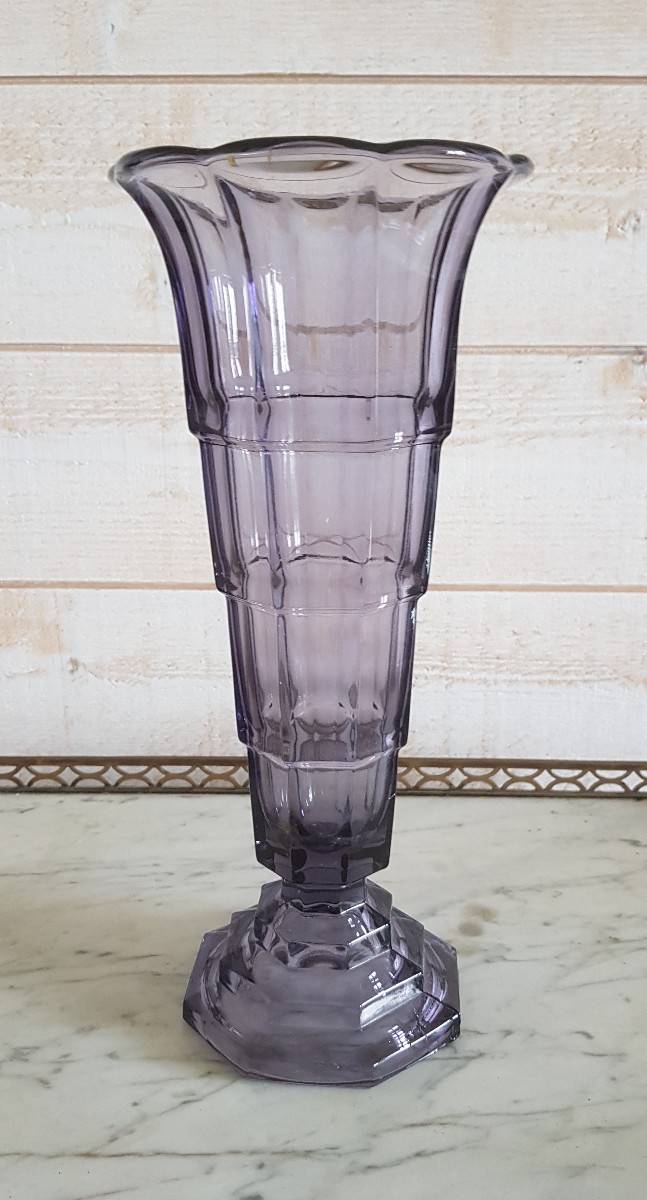 Superbe et original vase Art Déco en verre pressé moulé non signé et en très bon état