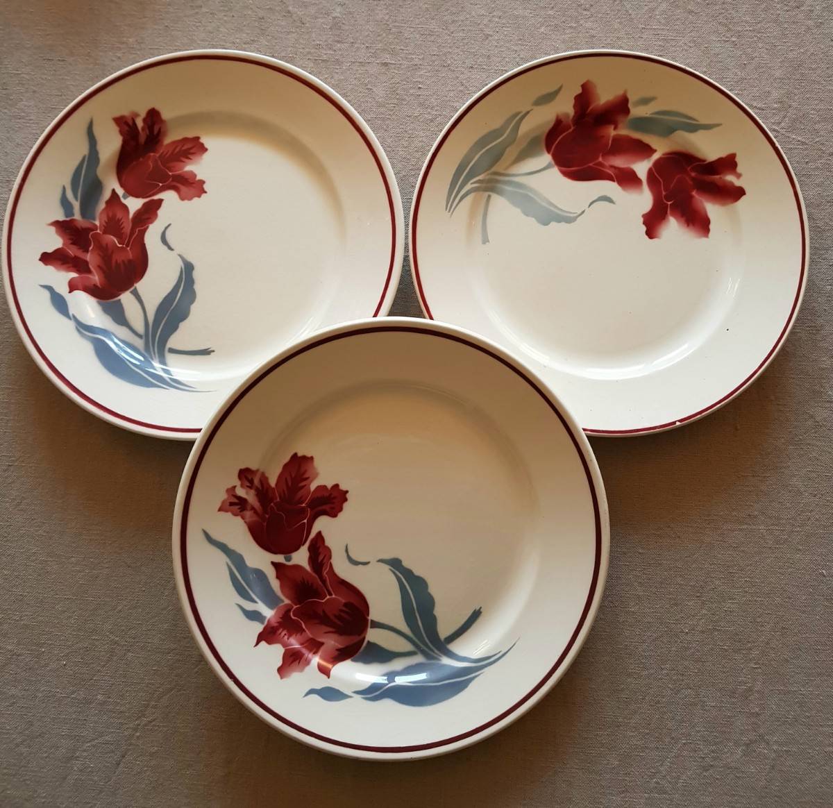 Vends 3 superbes assiettes Terre de Fer en porcelaine de Badonviller modèle Tulipes en très bon état