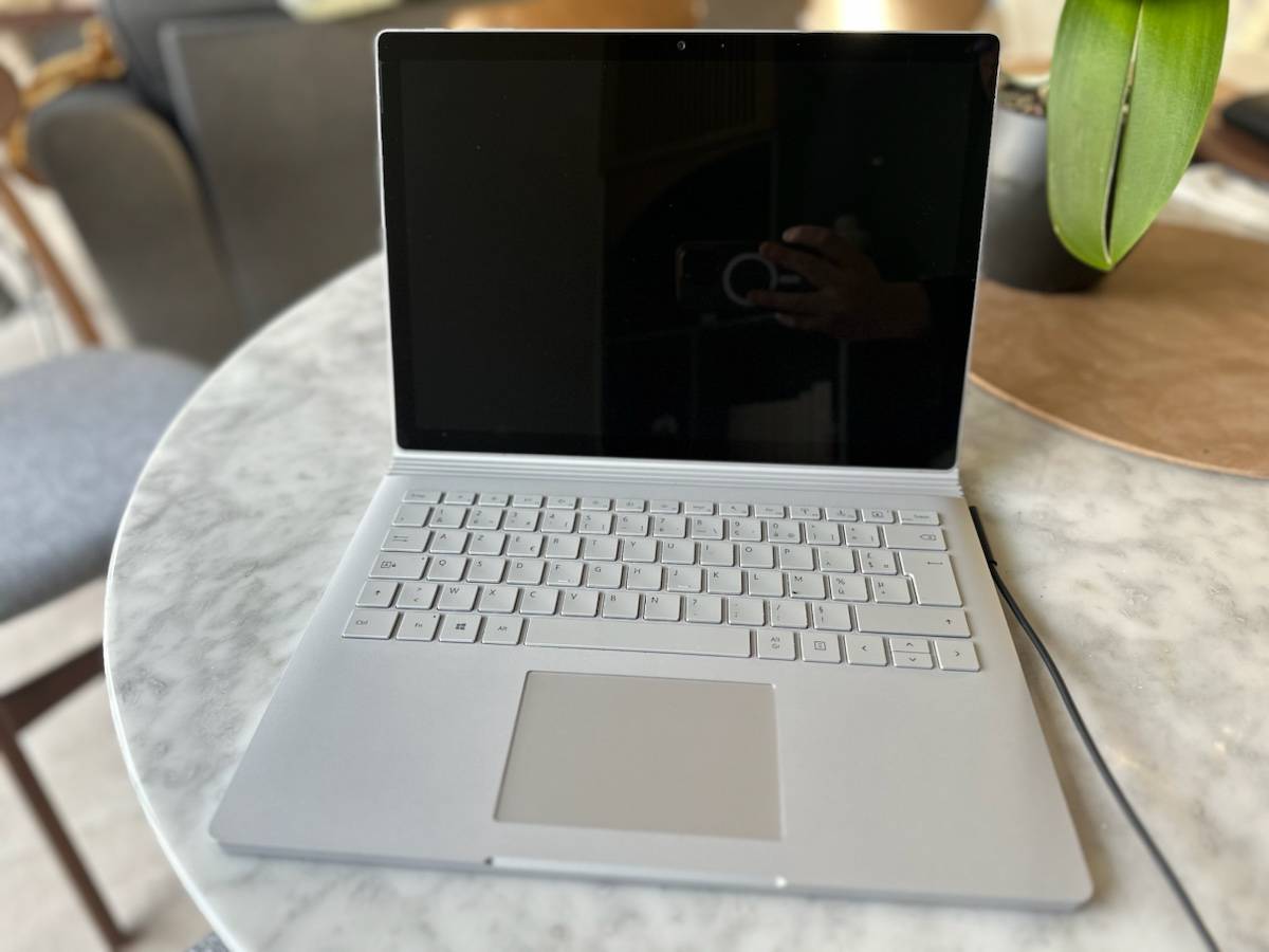 Vends Surface Book 2 13”, 16 Go RAM encore sous garantie, état comme neuf, accessoire Surface Dock 2 disponible
