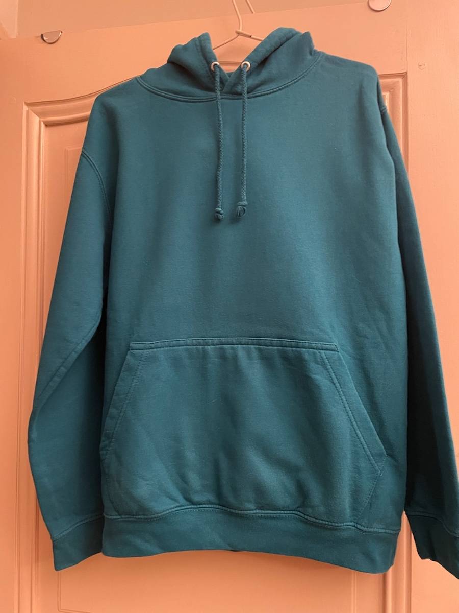 Vends sweat à capuche et poche kangourou - Taille S