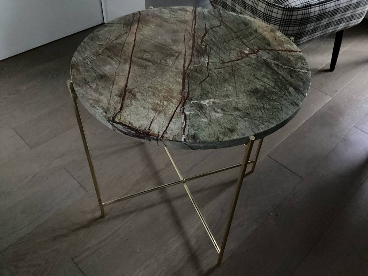 Vends table d’appoint plateau en marbre, 3 pieds métal doré