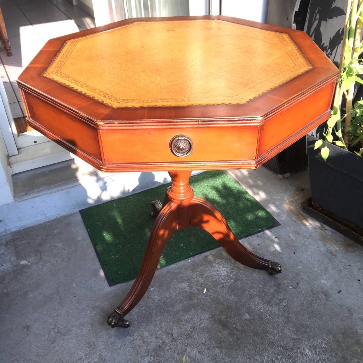 Vends petite table d’appoint de forme octogonale style Empire en bois, cuir et bronze