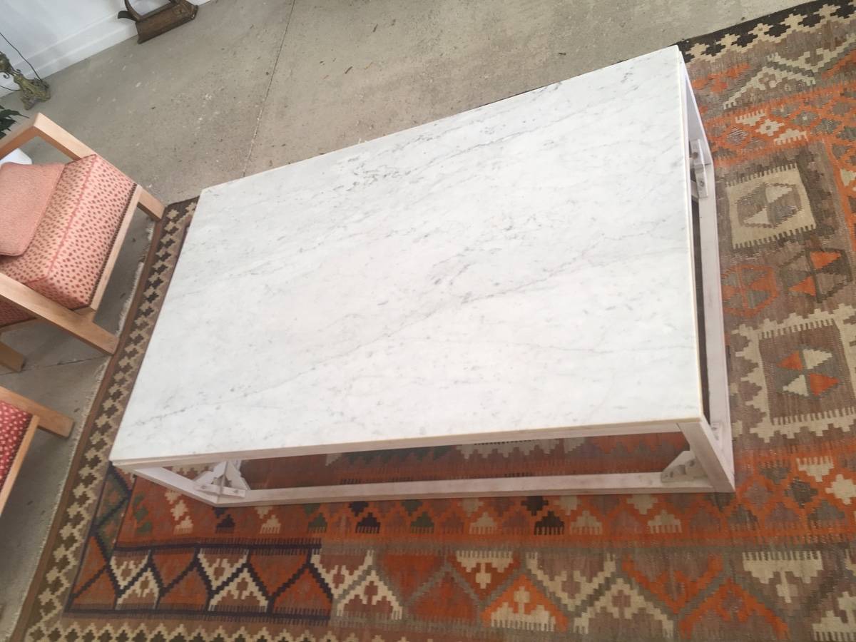 Vends table basse et 2 bouts de canapé, structure en bois, plateau en marbre blanc veiné gris, négociables