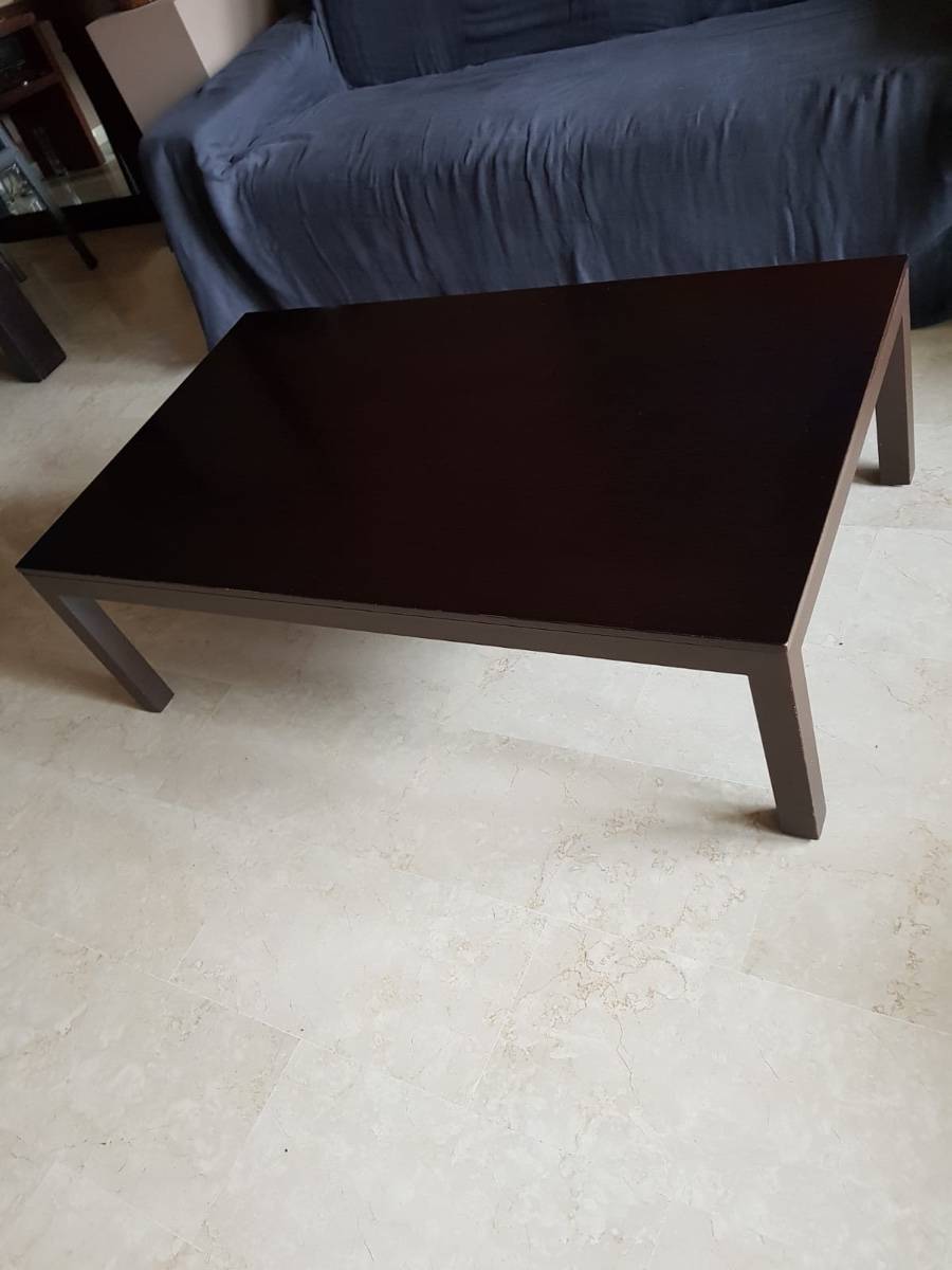 Table basse en bois foncé