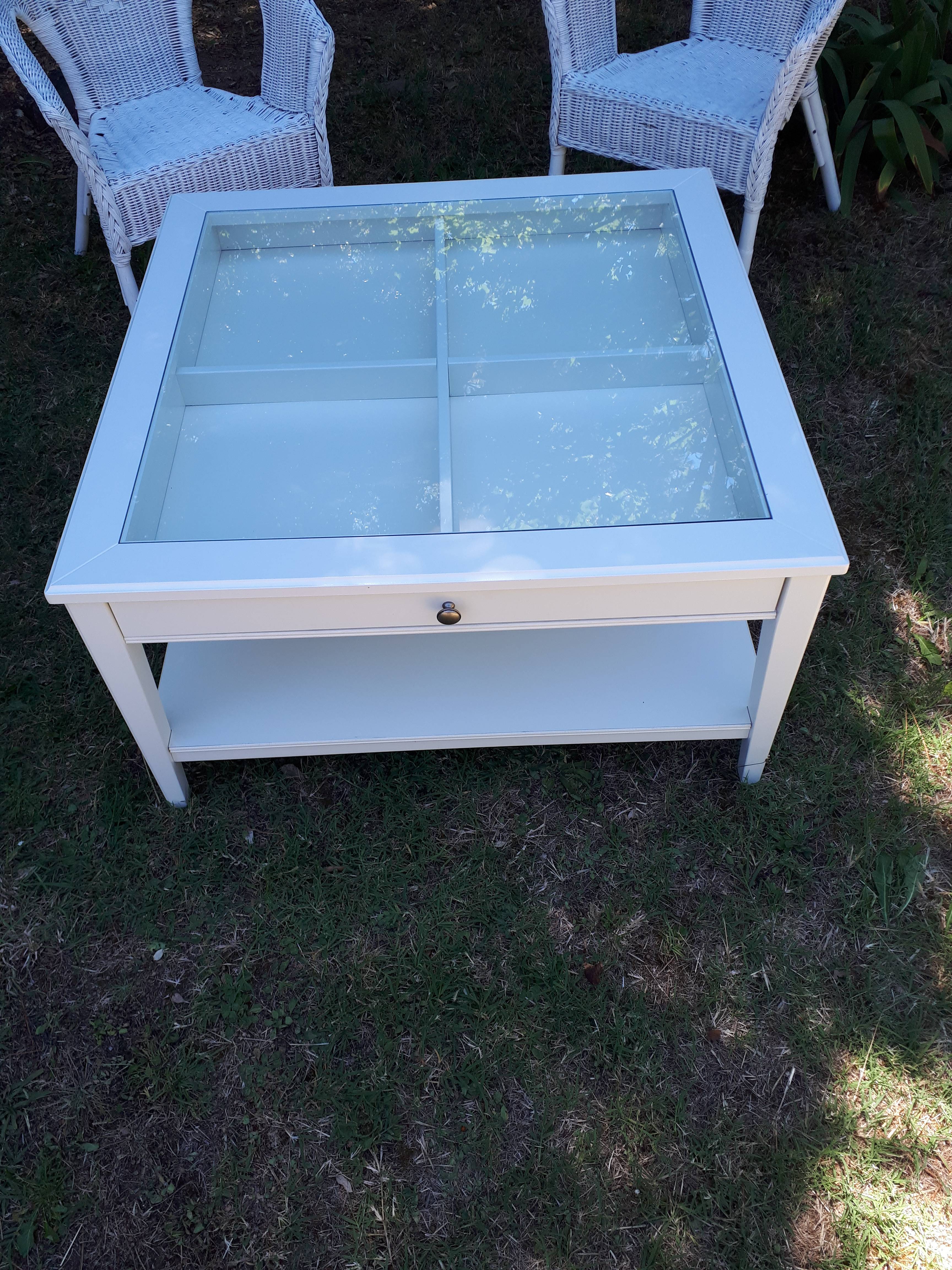 Table basse Liatorp Ikea blanche et verre sur Gens de Confiance