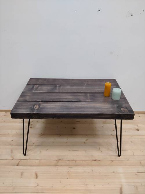 Table basse en bois massif teinté rustique sur pieds épingles