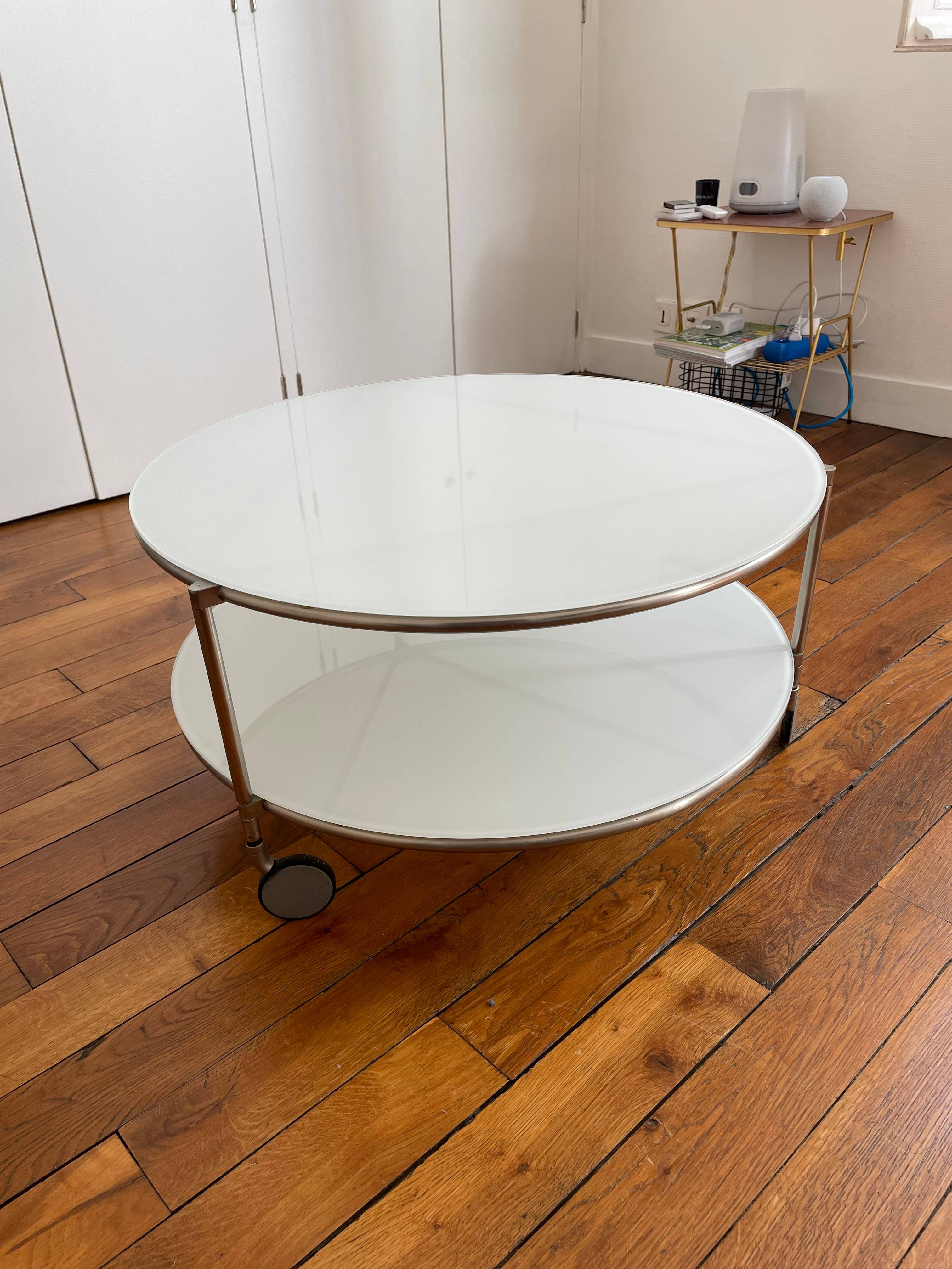Table basse à roulettes acier inoxydable et verre blanc Strind