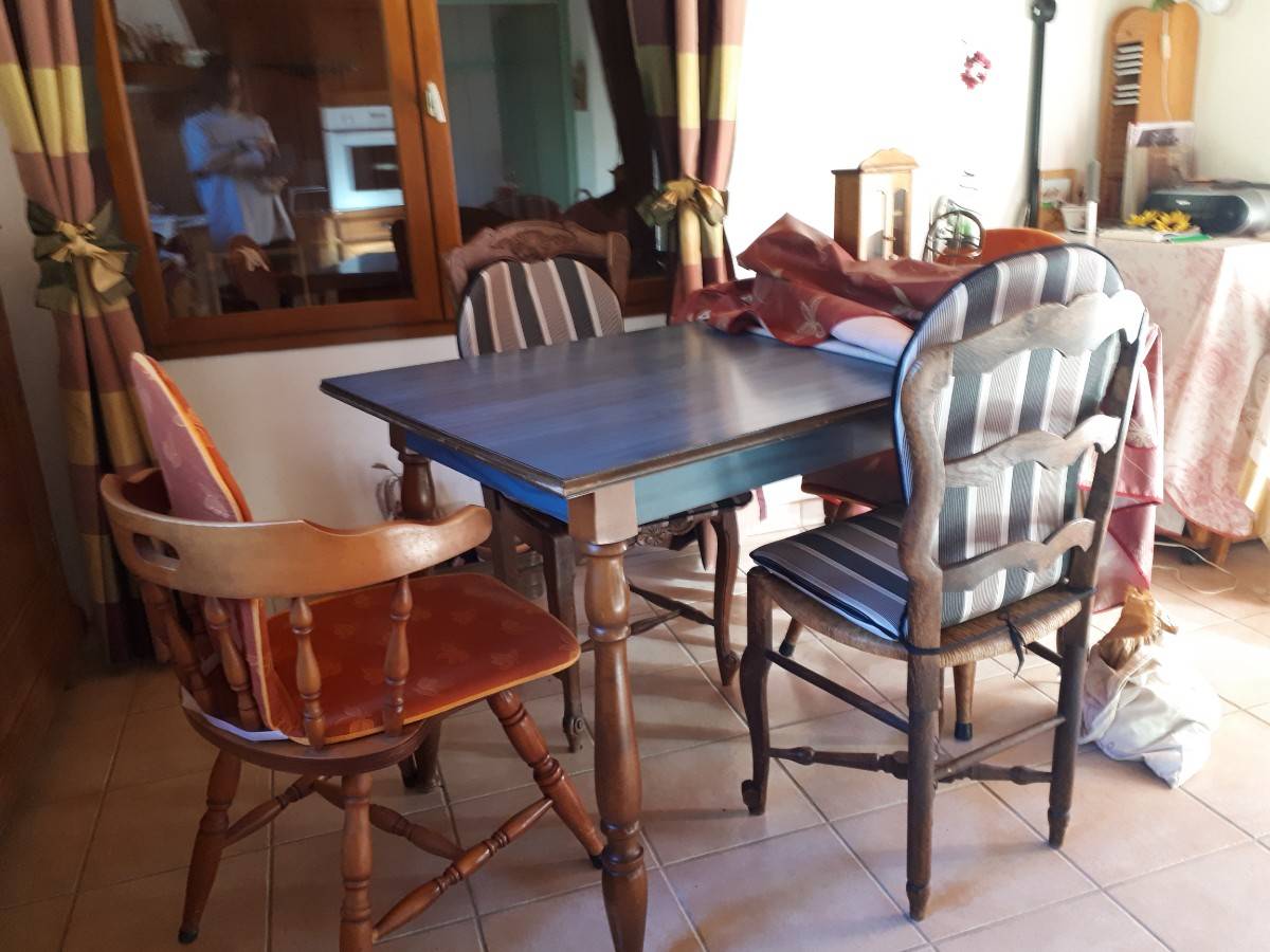 Vends table de cuisine vintage en formica années 70