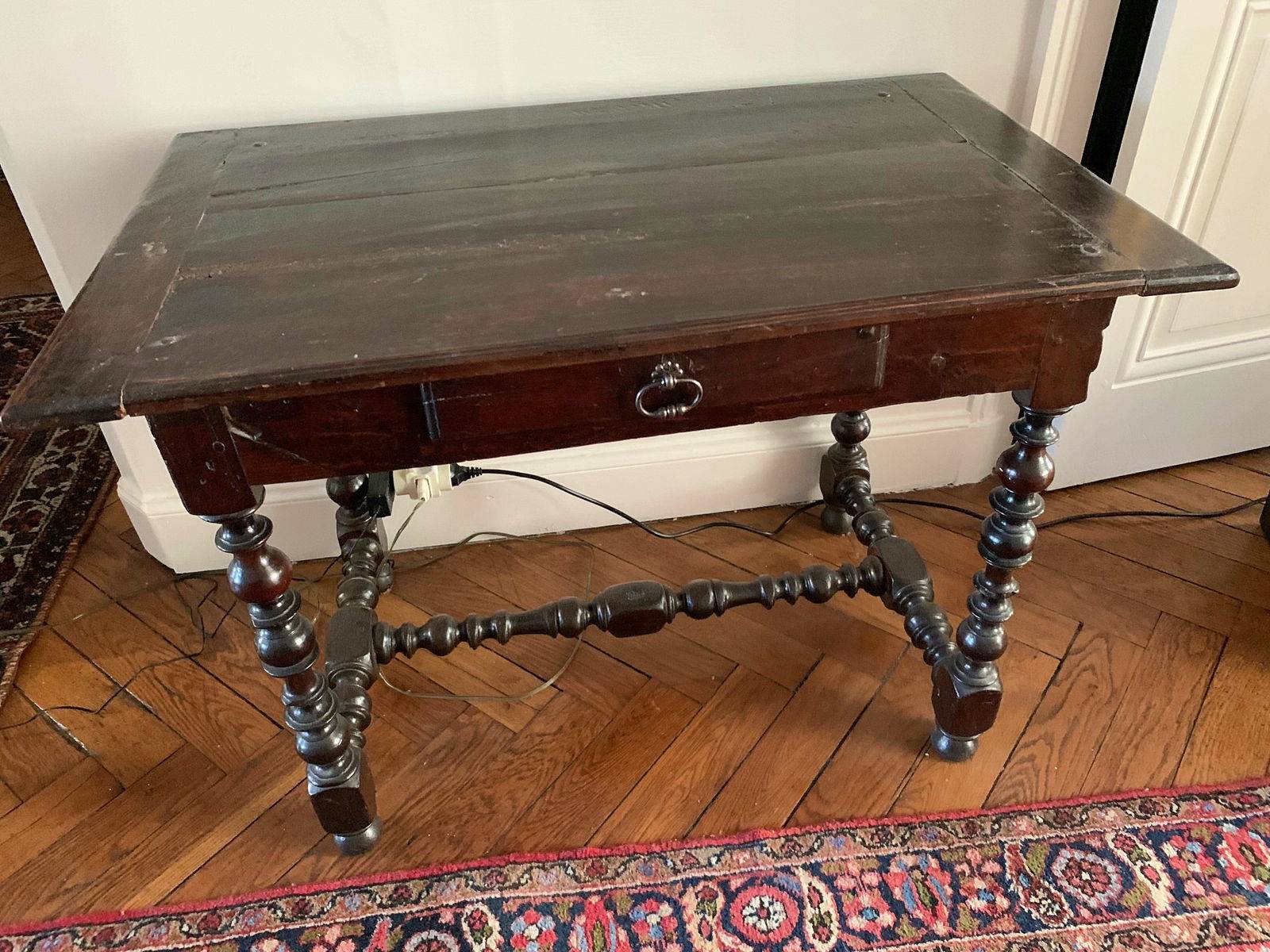 Table à écrire, pietement tourné à entretoise