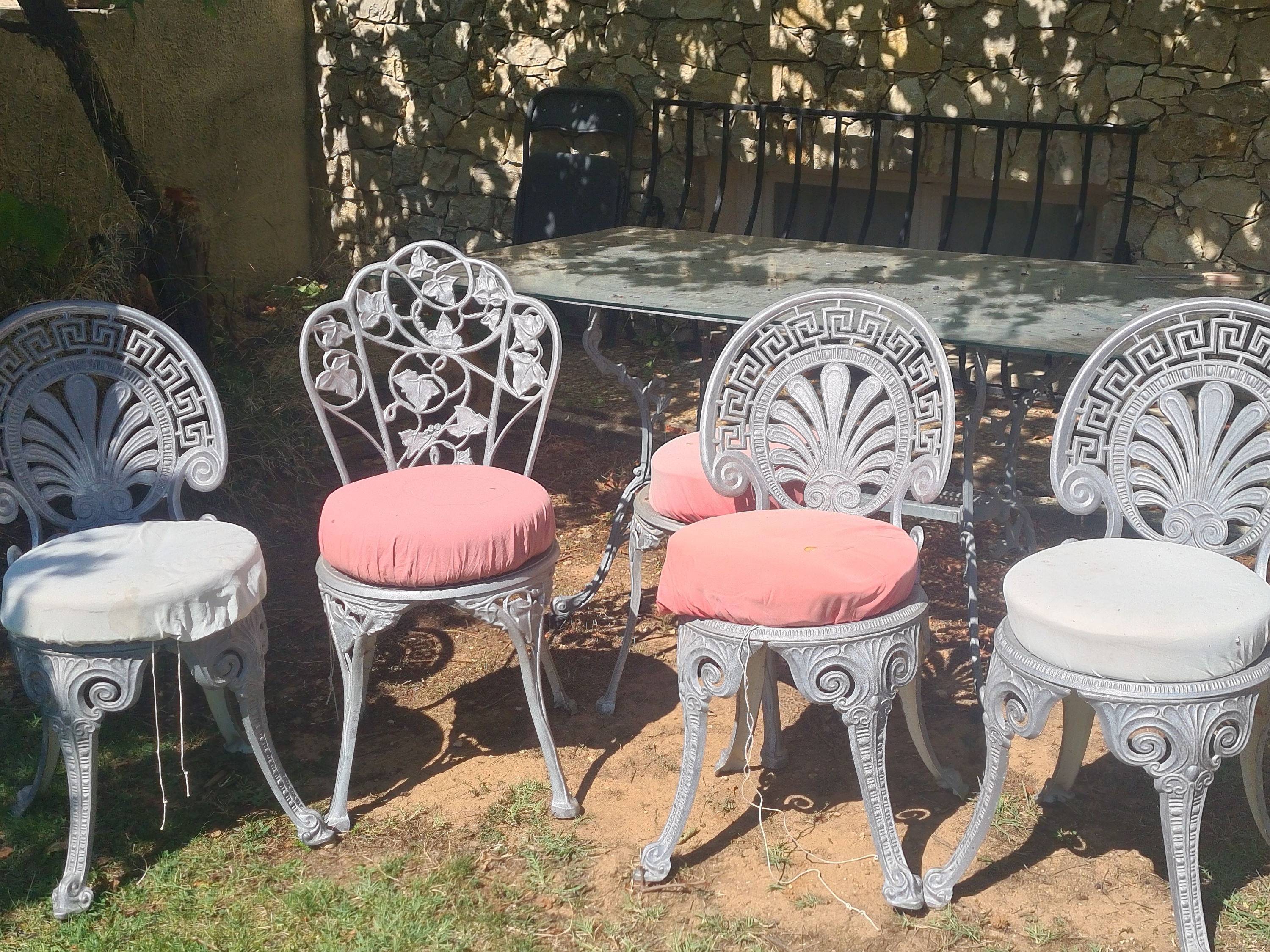 Table de jardin en fonte de fer forgé + vitre + 6 sièges coussins