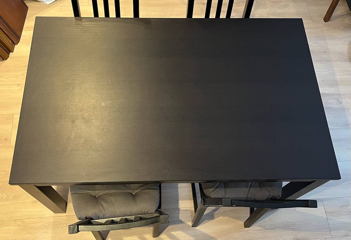 Table Laneberg Ikea et 4 chaises Stefan Ikea noires