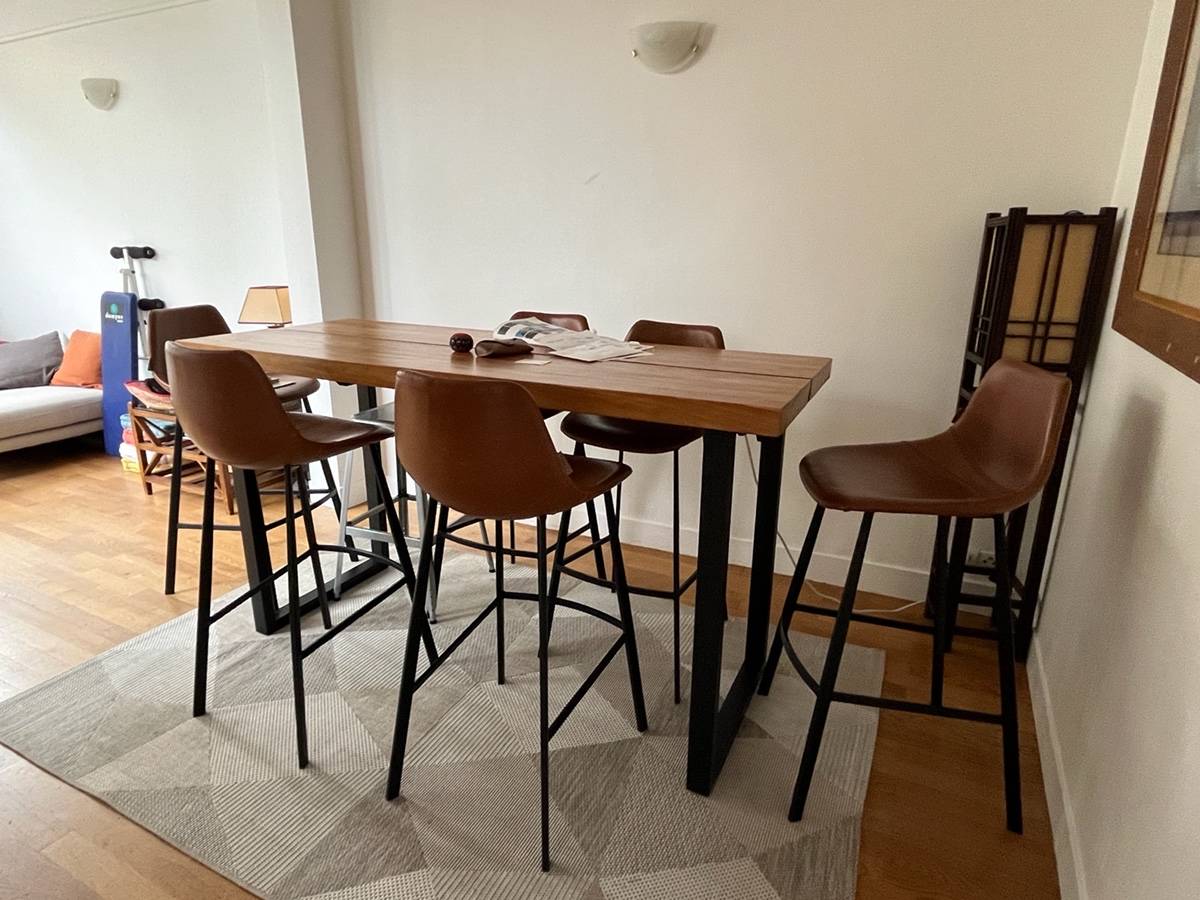 Table à manger haute en bois + 6 chaises hautes en cuir sur Gens de