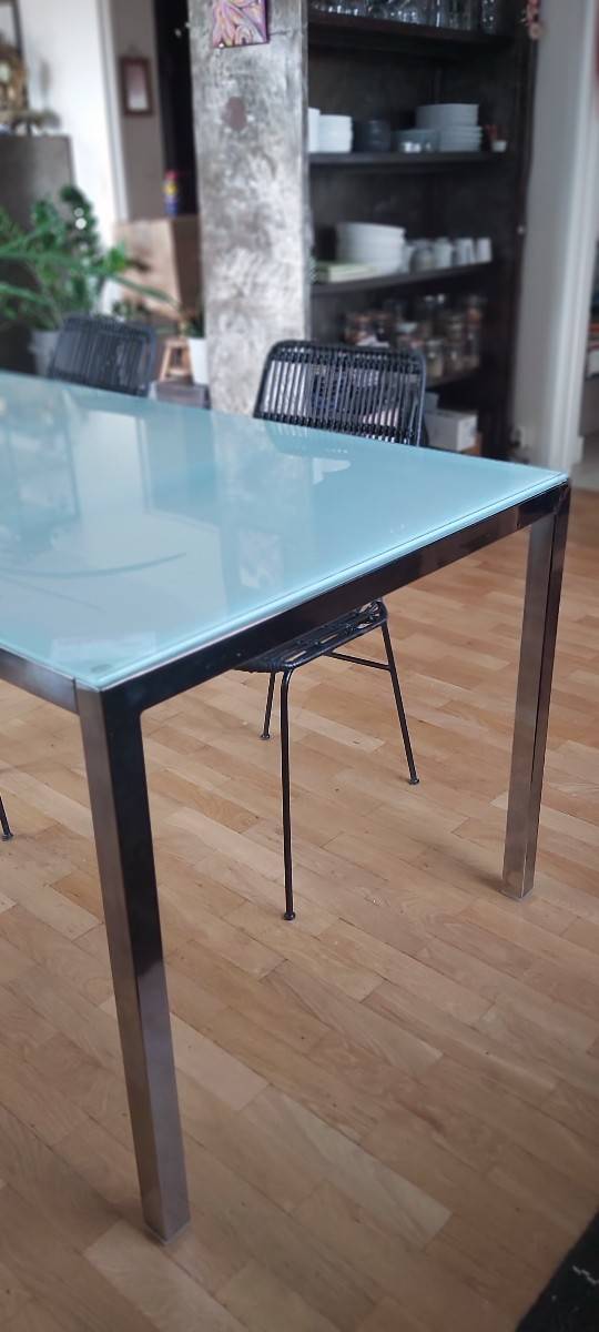 Vends table à manger rectangulaire, plateau en verre trempé dépoli et structure en acier