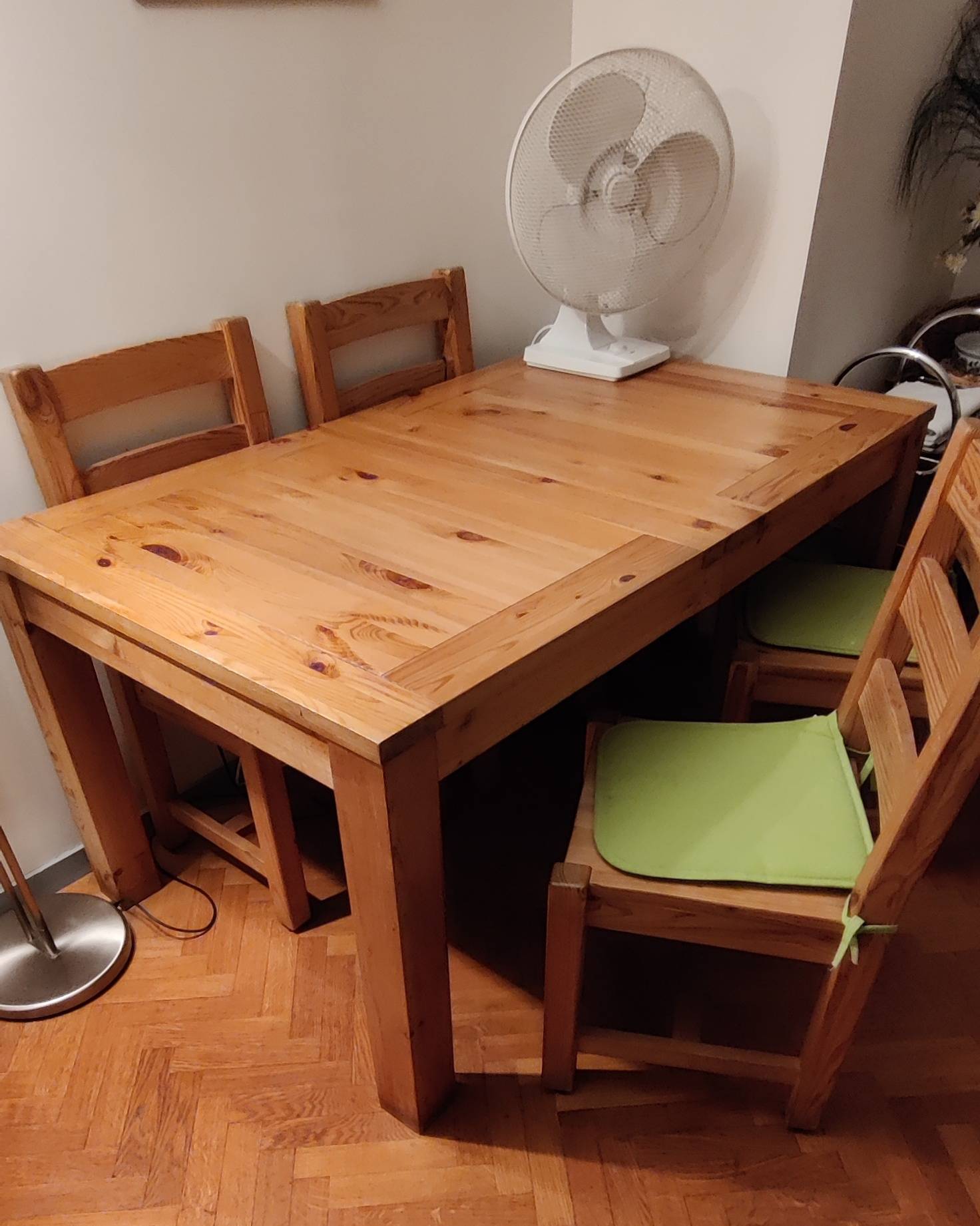 Table en pin massif et 4 chaises en pin massif