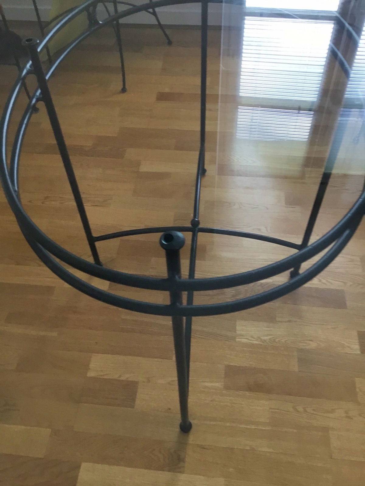 Table ronde en verre et fer forgé à Paris | Clasf maison-jardin
