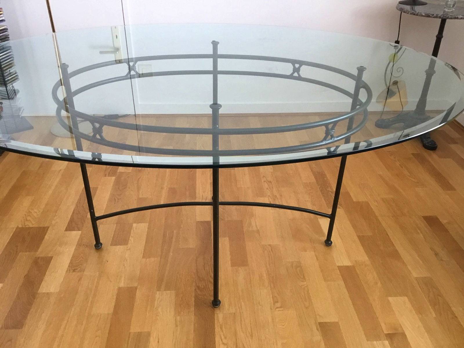 Table en verre et fer forgé et ses 4 chaises | Selency
