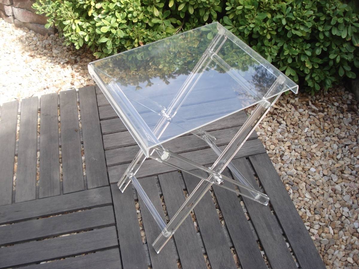Table pliante en plexiglass sur Gens de Confiance