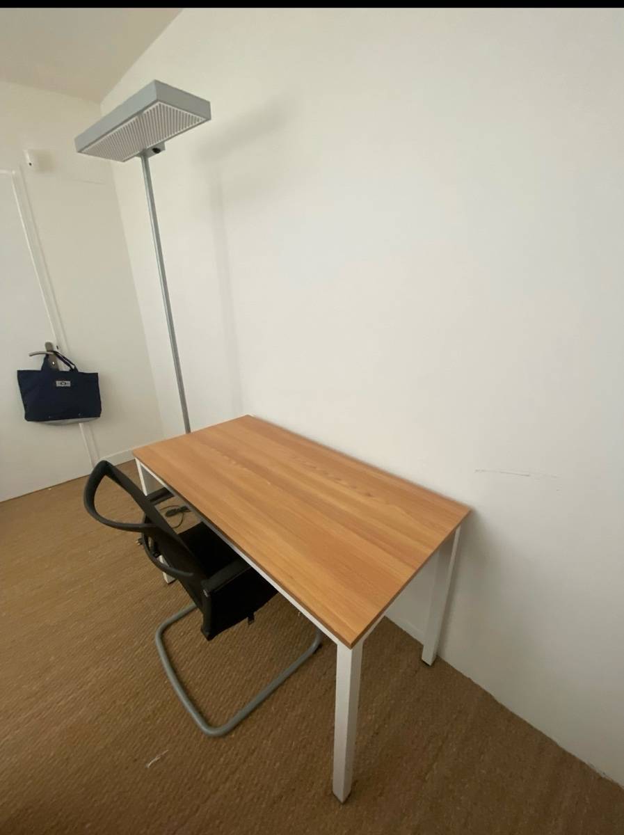 Table rectangulaire 120cmx60 cm et 75 cm hauteur impeccable à vendre à l’unité