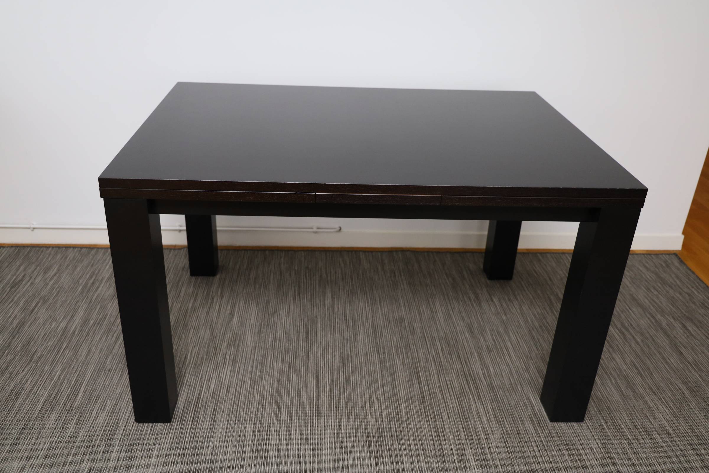 Table de repas 6-10 convives BoConcept bois brun noir, très bon état (sauf pieds un peu abîmés)