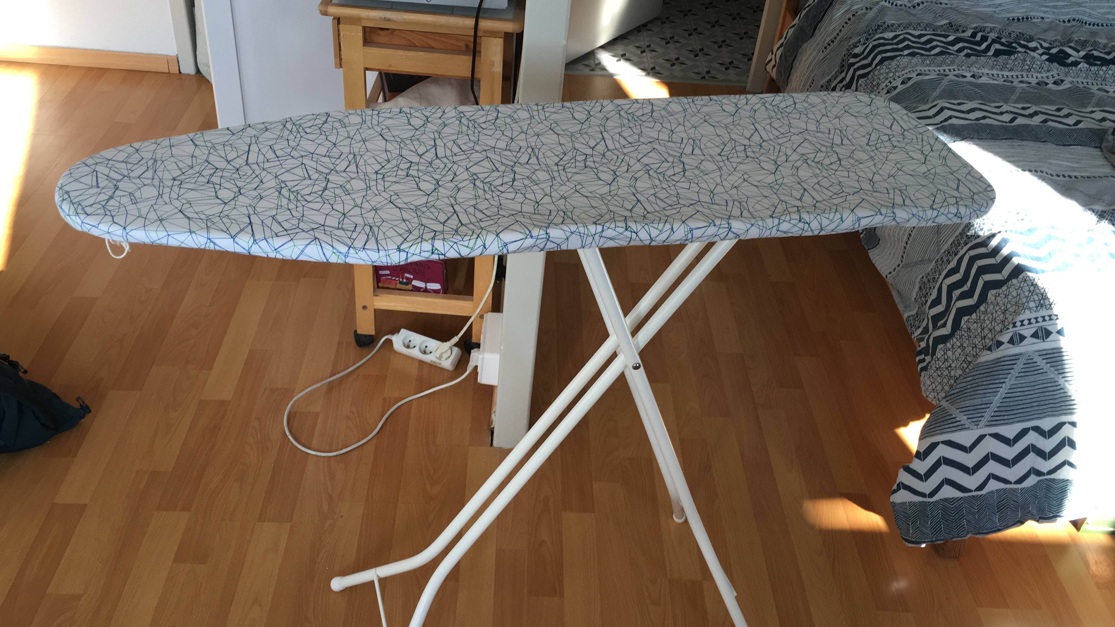 Table à repasser Ikea neuve sur Gens de Confiance