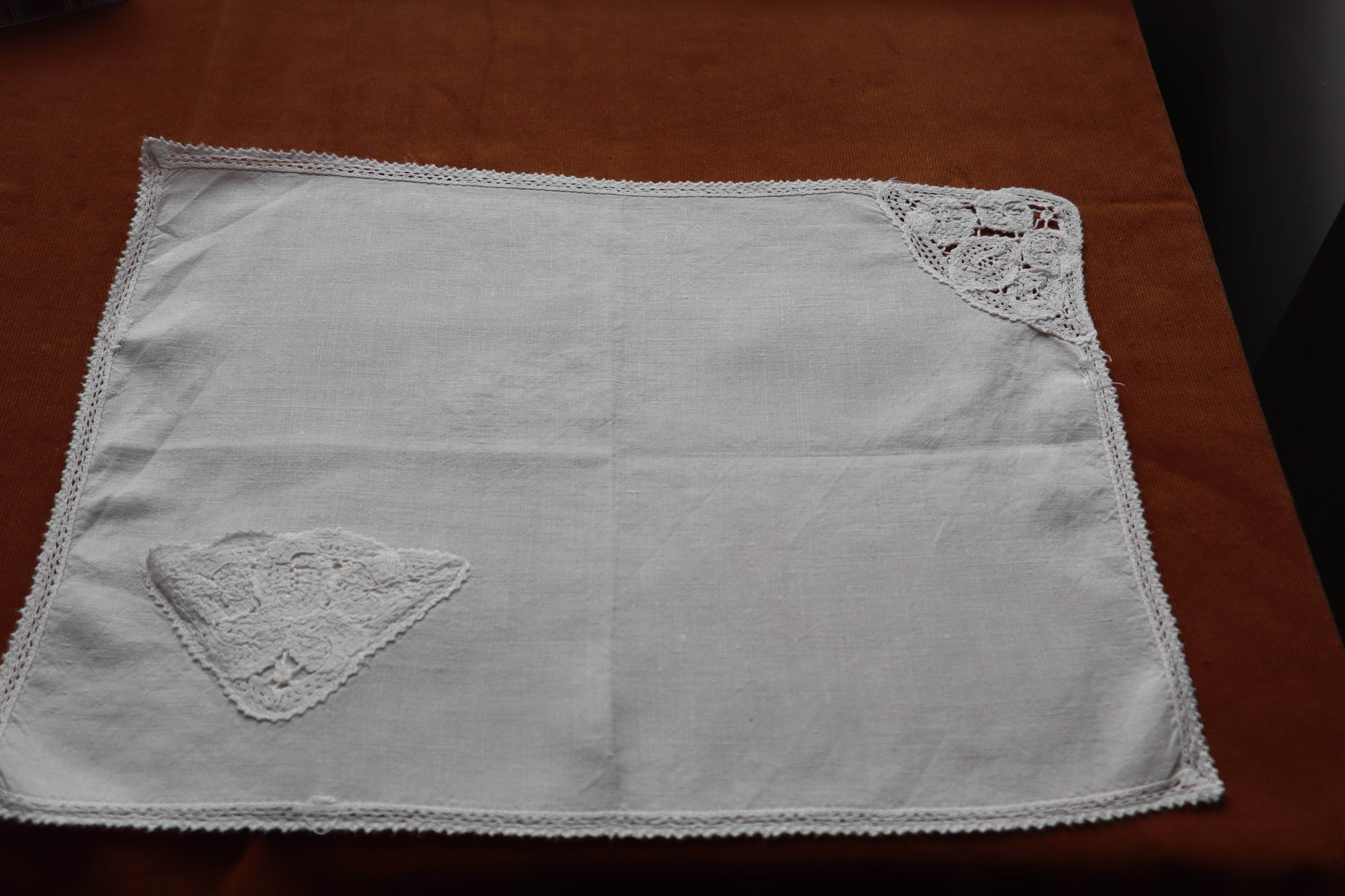 Deux sets de table et deux serviettes