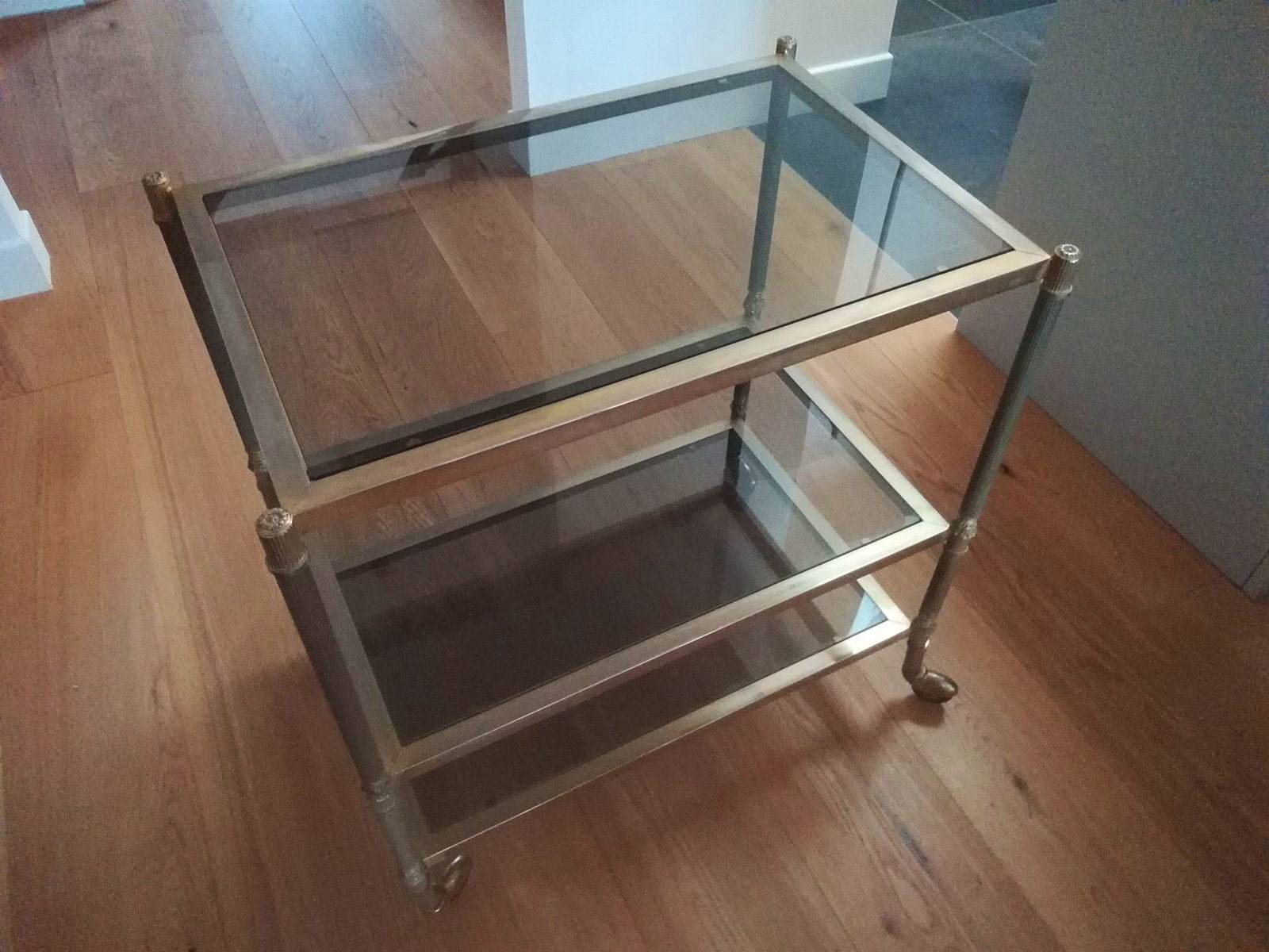 Table en verre sur roulettes
