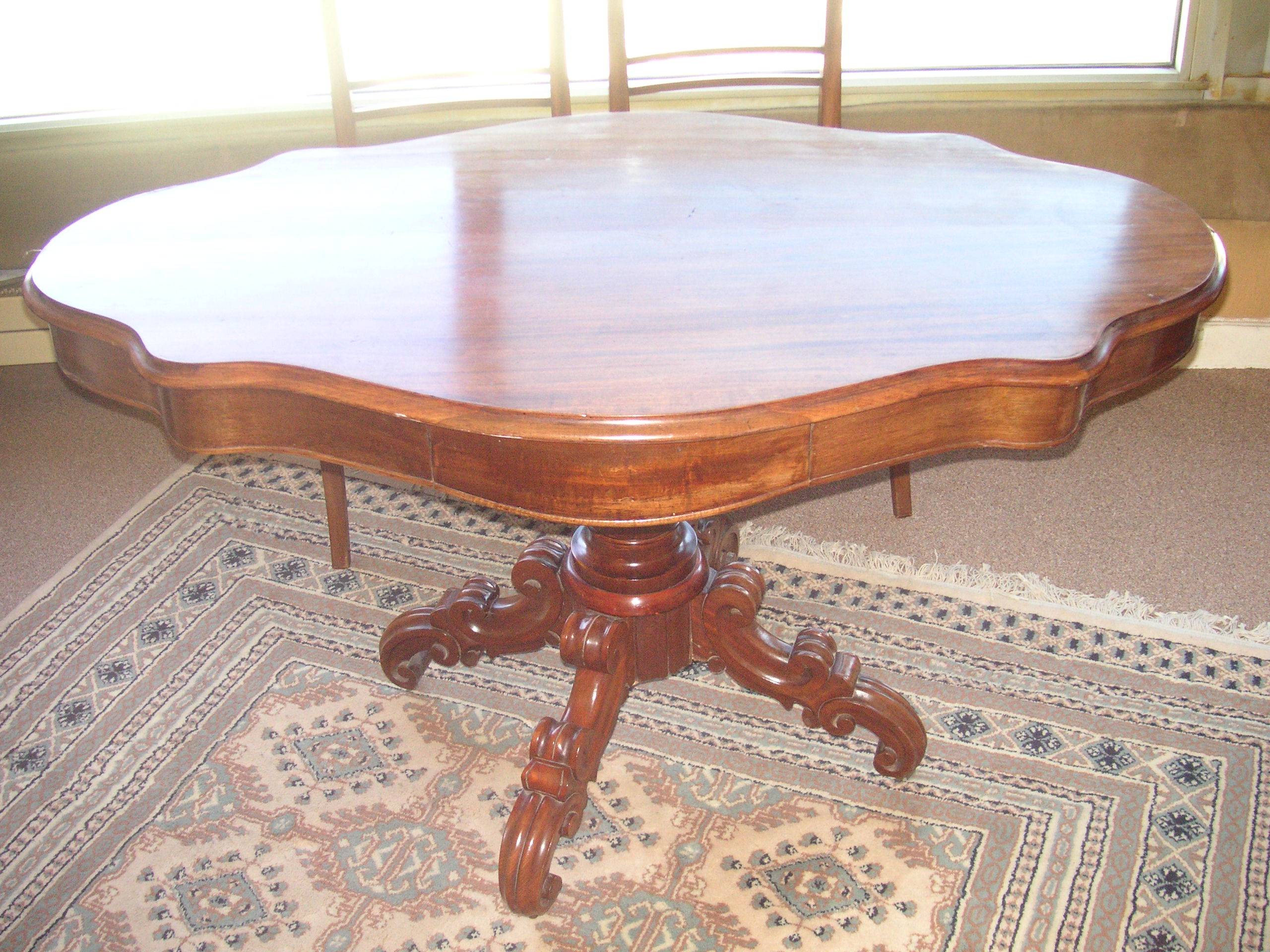 Table violon avec très joli pied sculpté