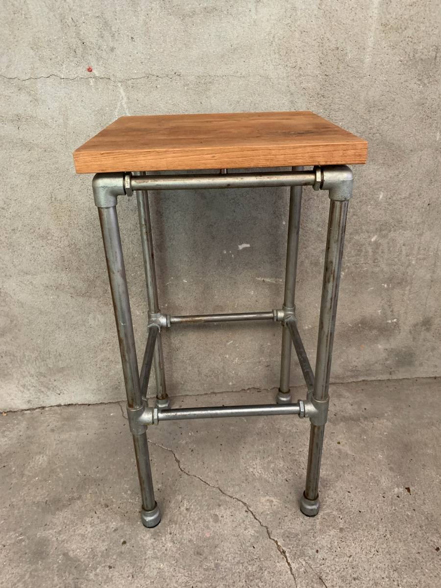 Vends tabouret haut ou guéridon industriel