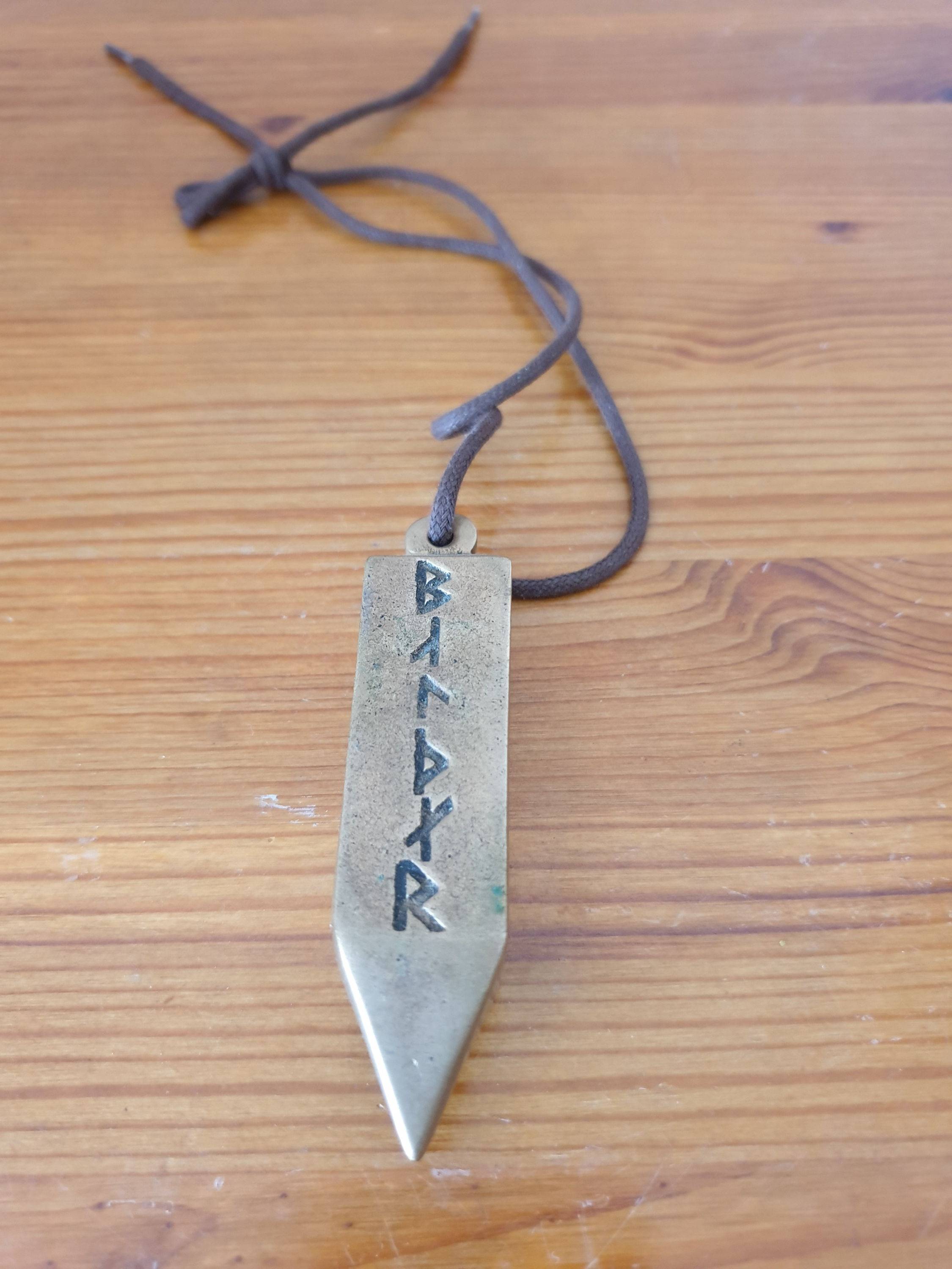 Talisman pendentif runique en bronze lourd 2x9 cm