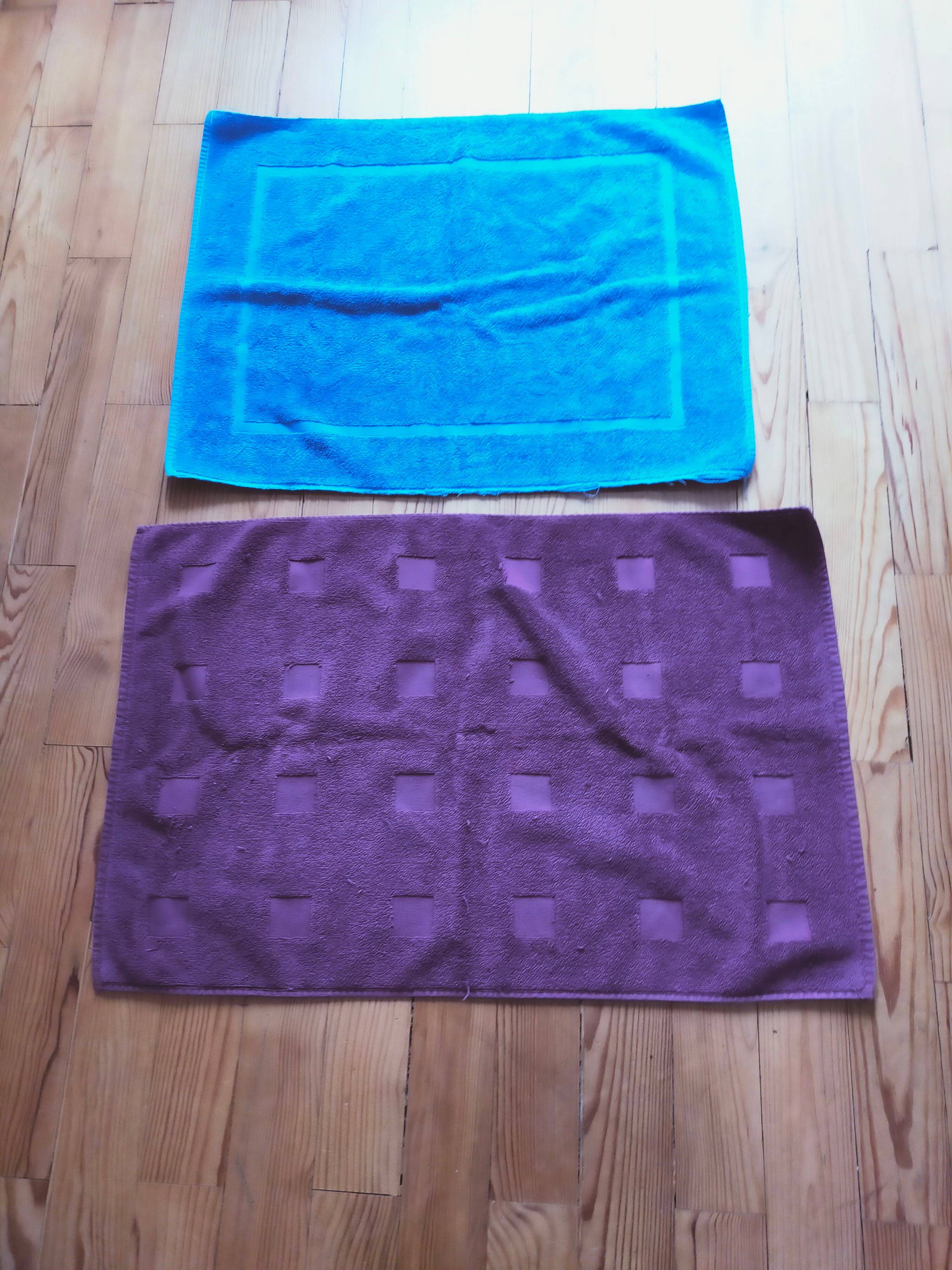 2 tapis souples violet & bleu 65-75 x 50 cm