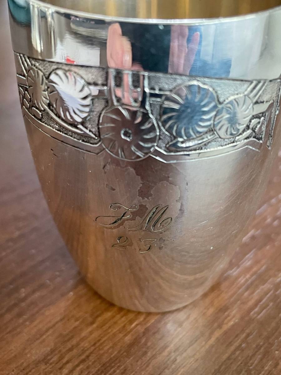 Tasse en métal argenté
