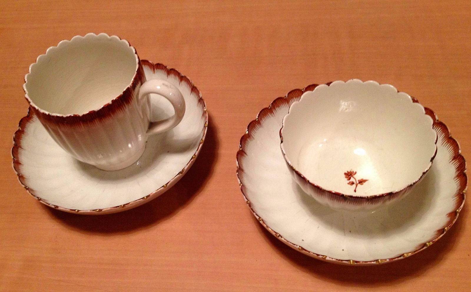 Tasse et petit bol cannelés avec leur soucoupe en porcelaine ancienne