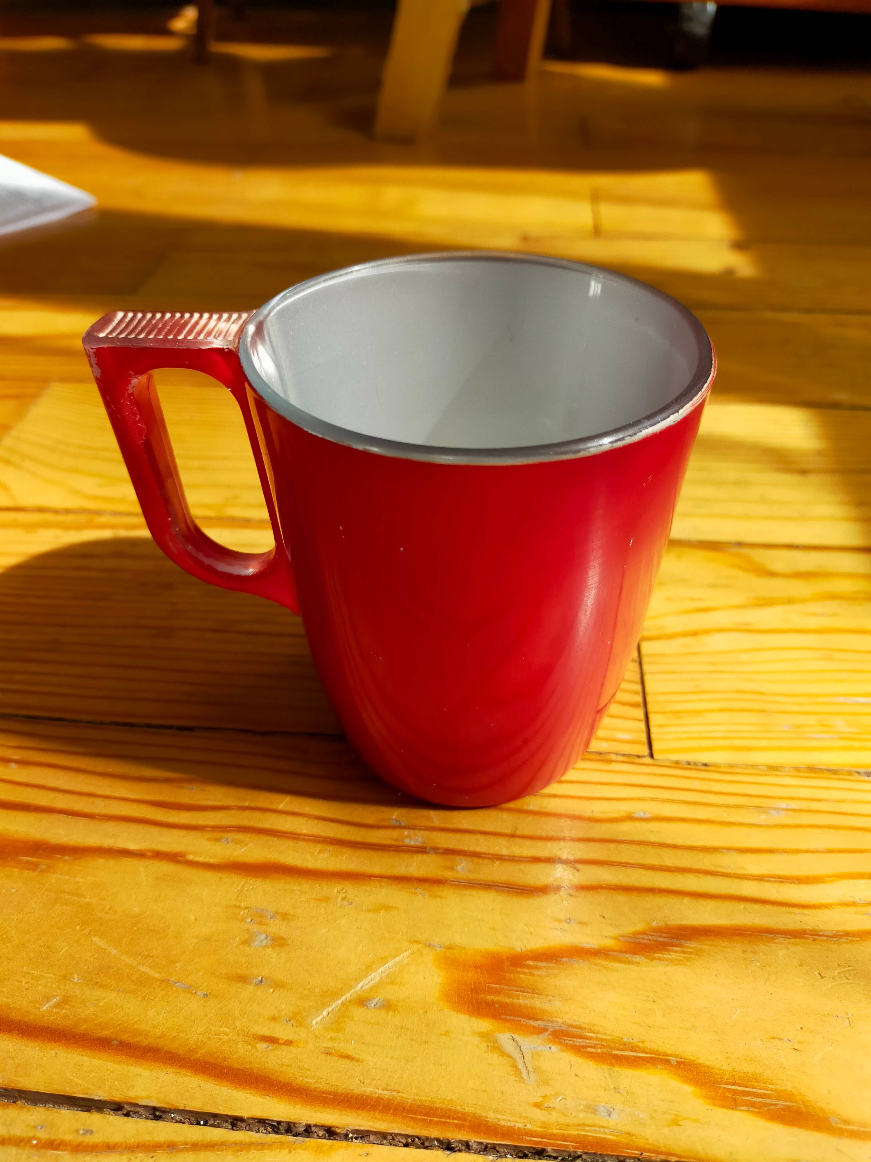 Mug / tasse en verre rouge