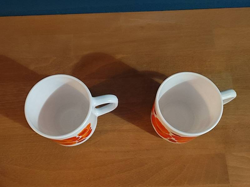Lot De 2 Mugs Arcopal Vintage - Motif Fleurs Rouges, France, Thème Disney Francie