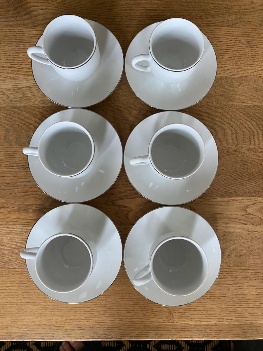 Vends 6 tasses à café blanche avec liseré argent