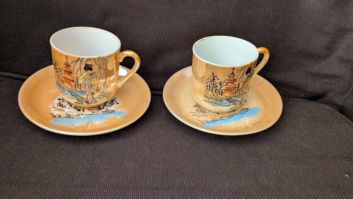Vends 2 tasses et 2 soucoupes made in Japon