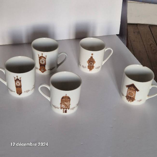 Vends lot de 4 tasses Mitterteich en parfait état et 1 cassée pour collection