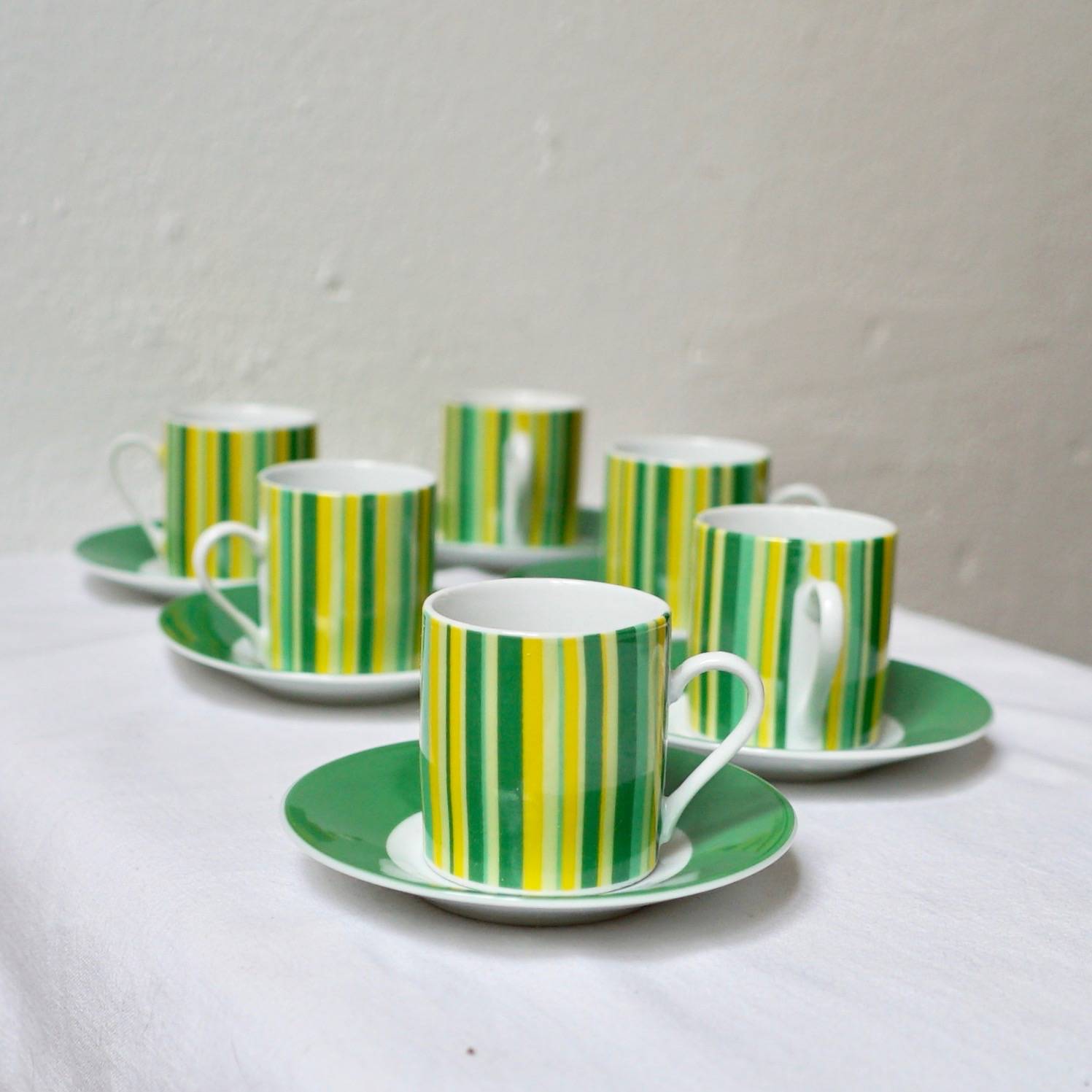 6 tasses à café porcelaine dans leur coffret