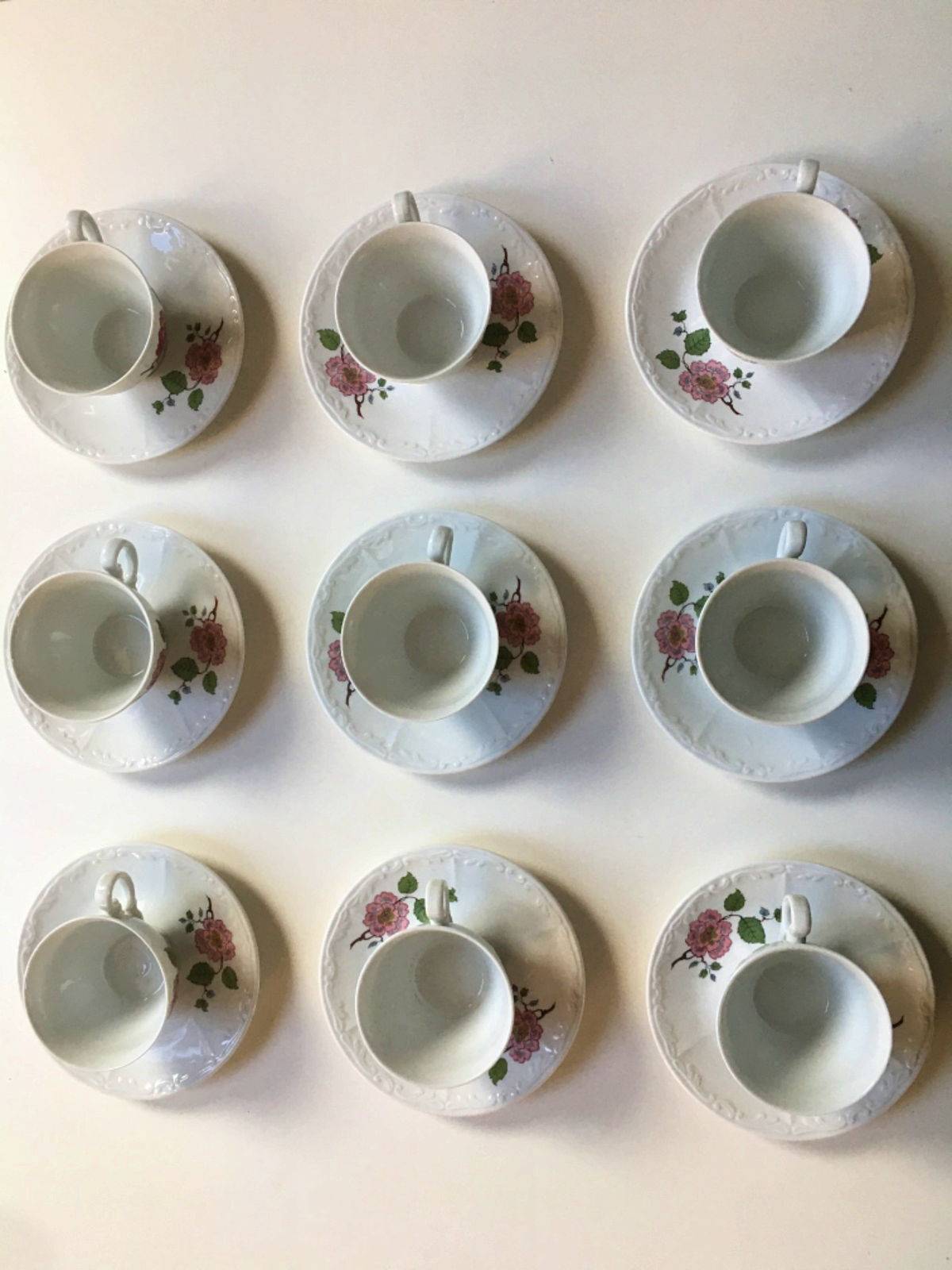 9 tasses à café en porcelaine de France motif floral
