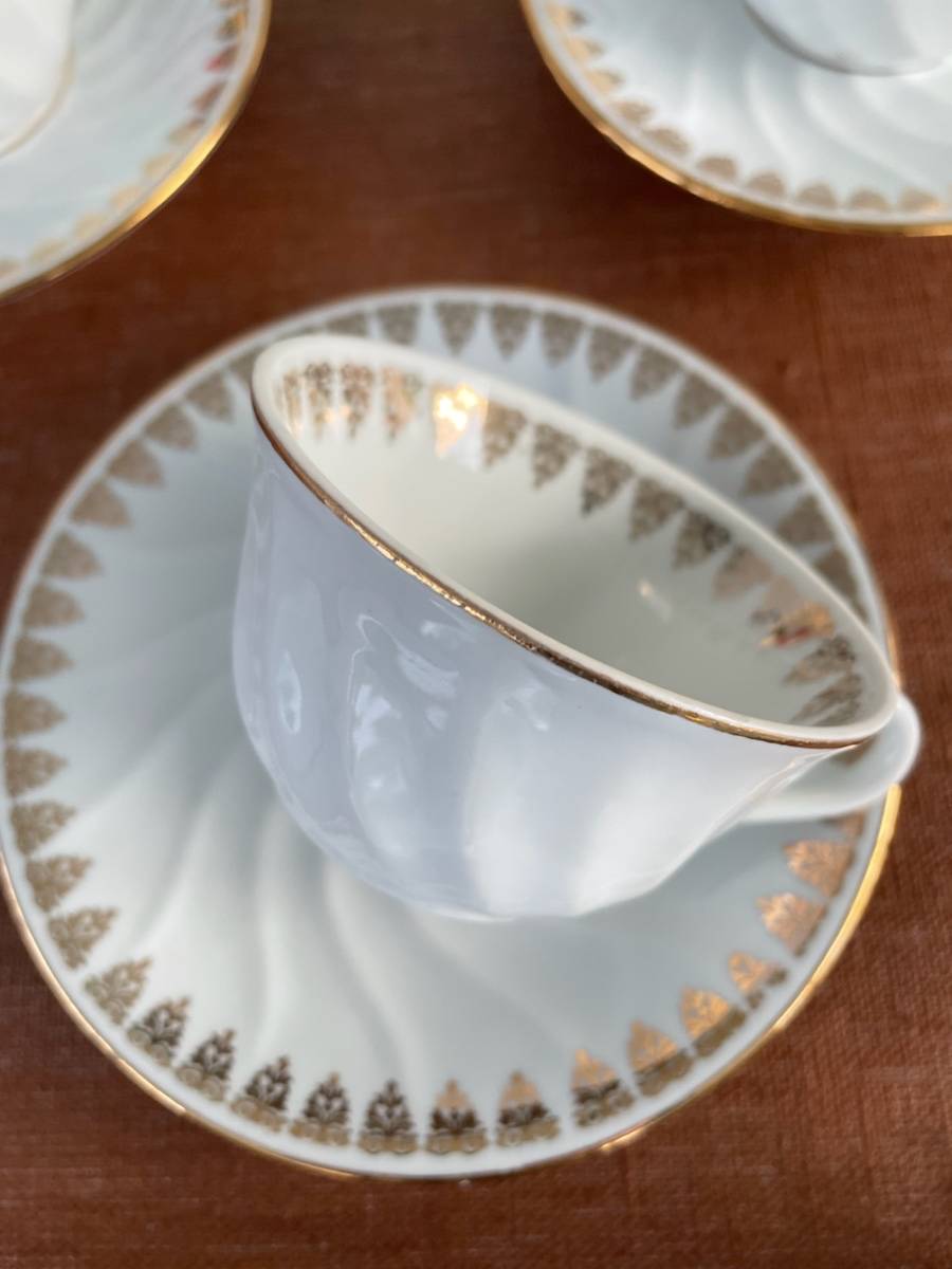 Lot de 5 tasses et soucoupes en porcelaine