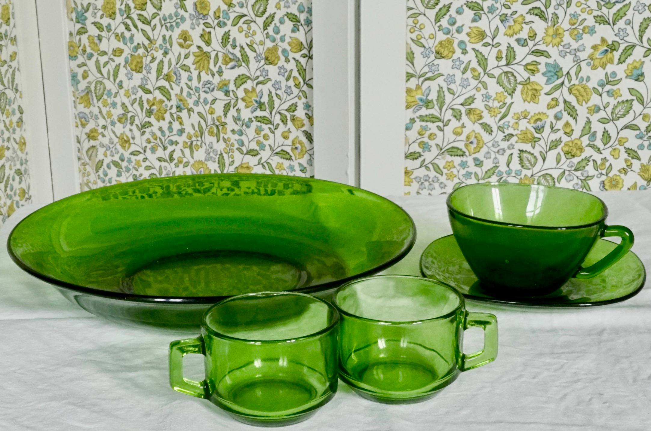 lot-tasses-et-plat-verre-duralex-vert-ann-es-70-sur-gens-de-confiance