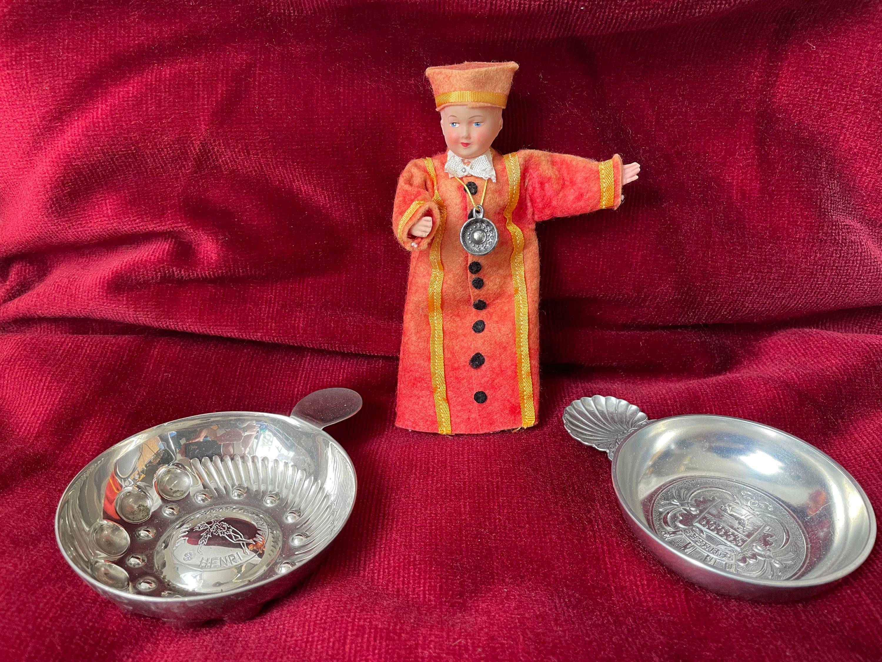 Lot de deux taste-vin et poupée de vitrine sommelier