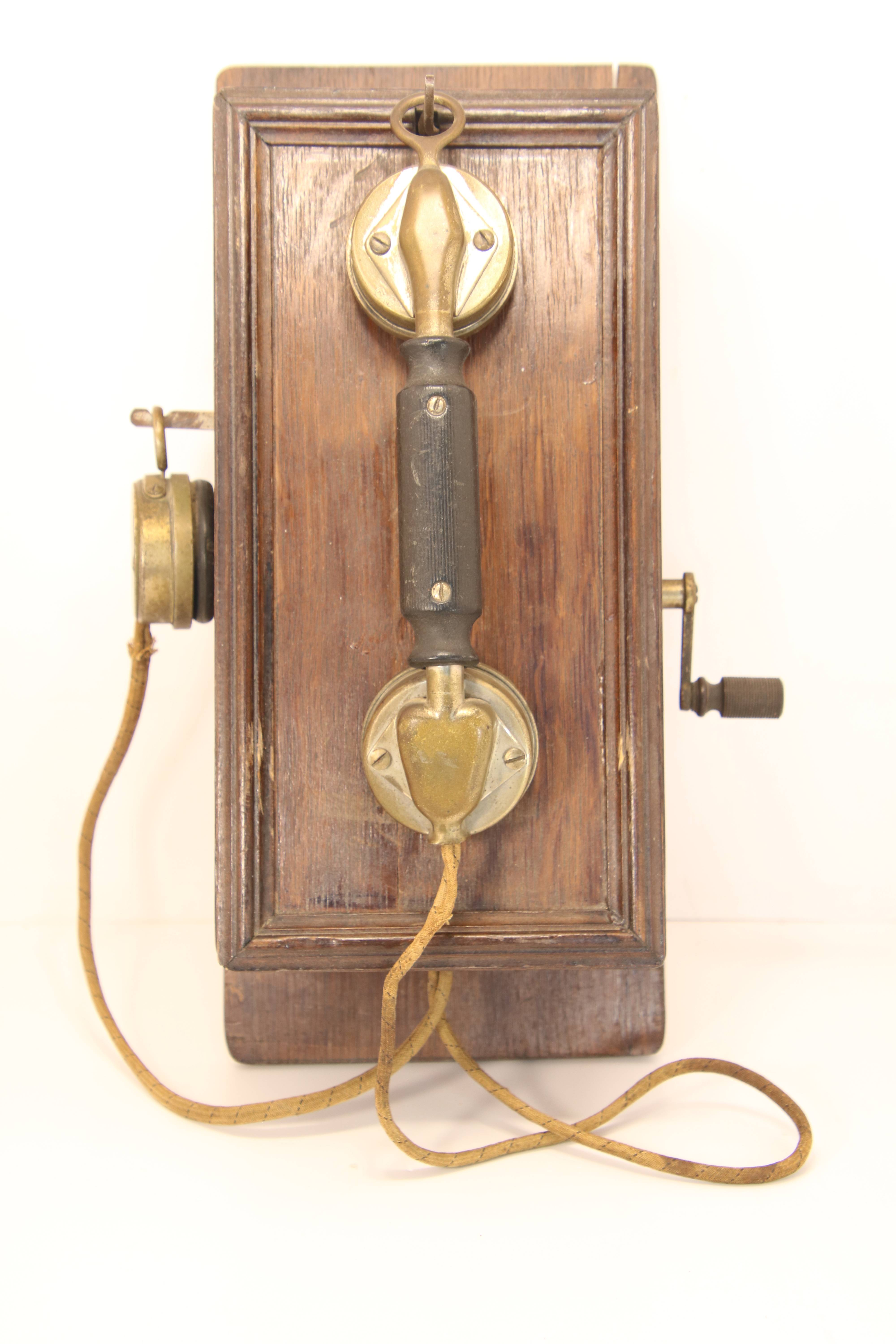 Téléphone ancien en bois avec manivelle