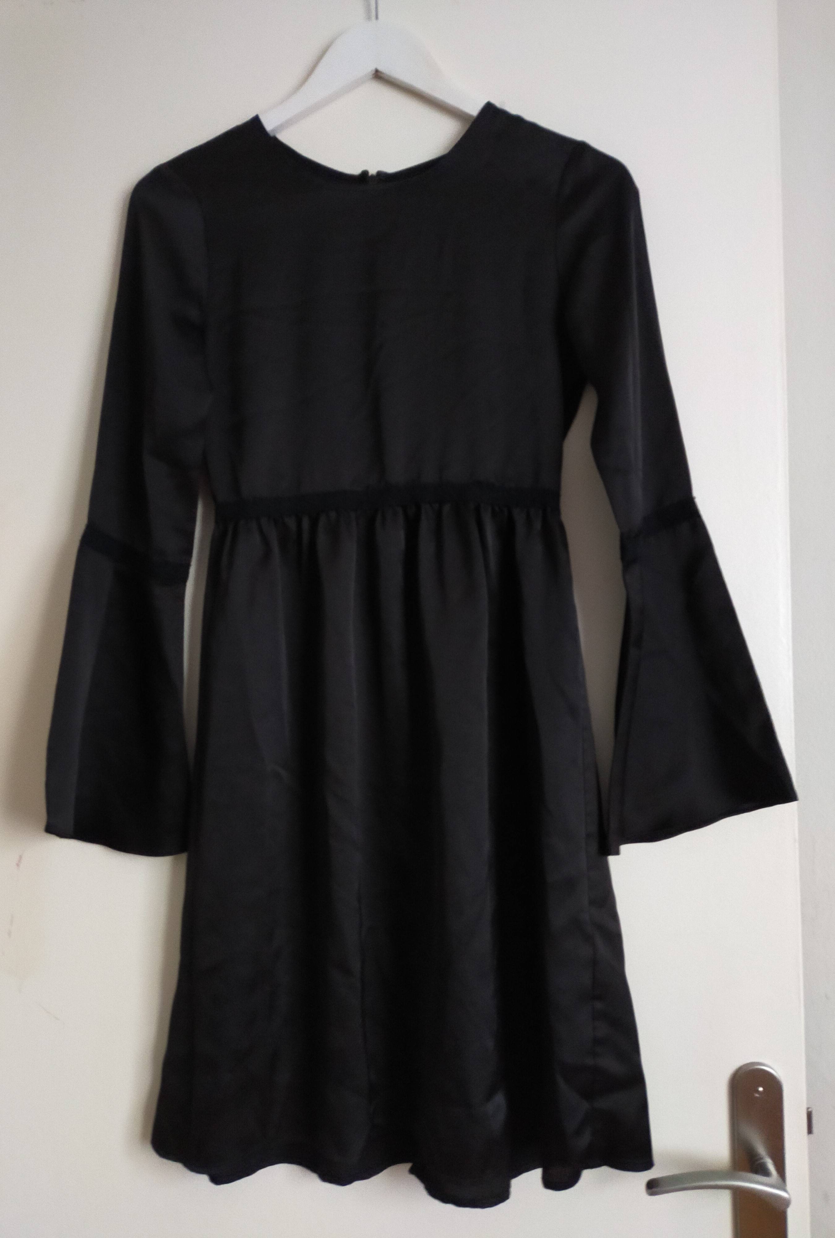 Vends robe midi Dry Lake en tissu satiné noir avec broderies et manches évasées - Taille XS