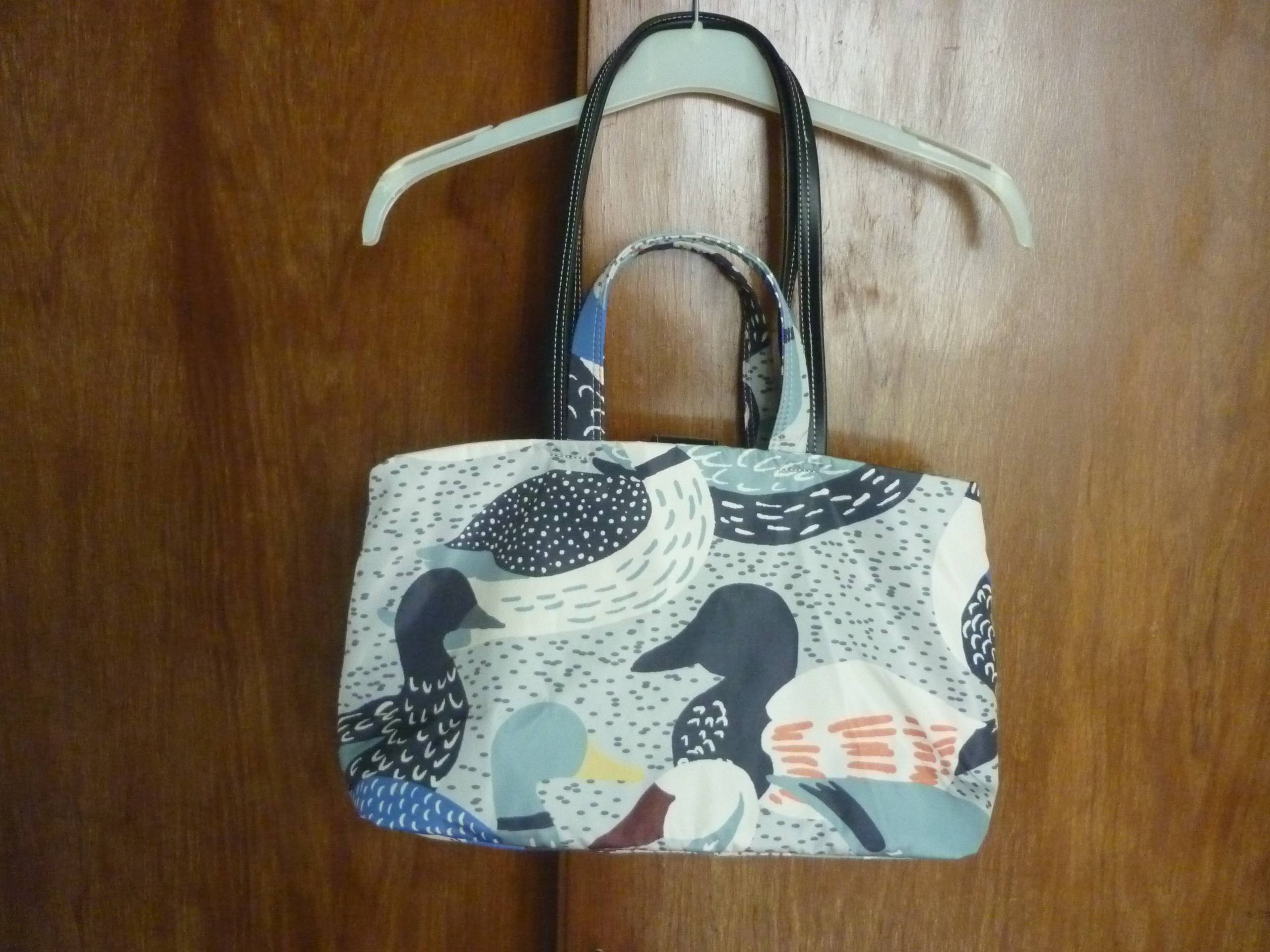 Sac tissu soyeux molletonné porté mains ou épaules
