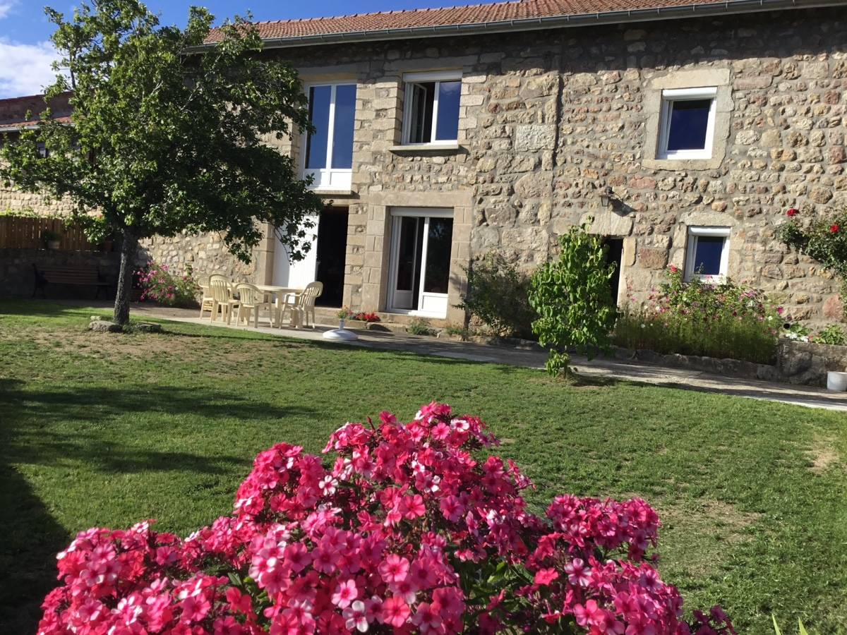 Loue maison touristique, fraîche, au cœur des Monts du Forez dans la Loire - 5 couchages