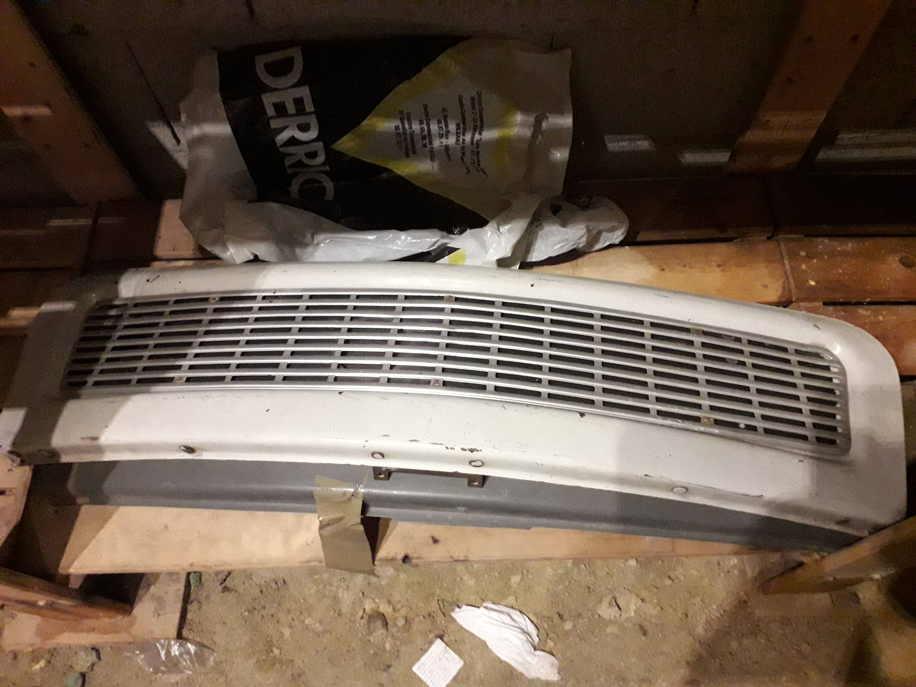 Pour Trabant : lot de pièces de rechange carrosserie, vitres, divers